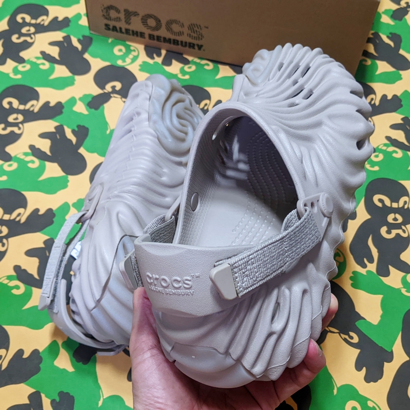 Crocs x Salehe Bembury Pollex Clog Horchata 착용 스타일 - 2