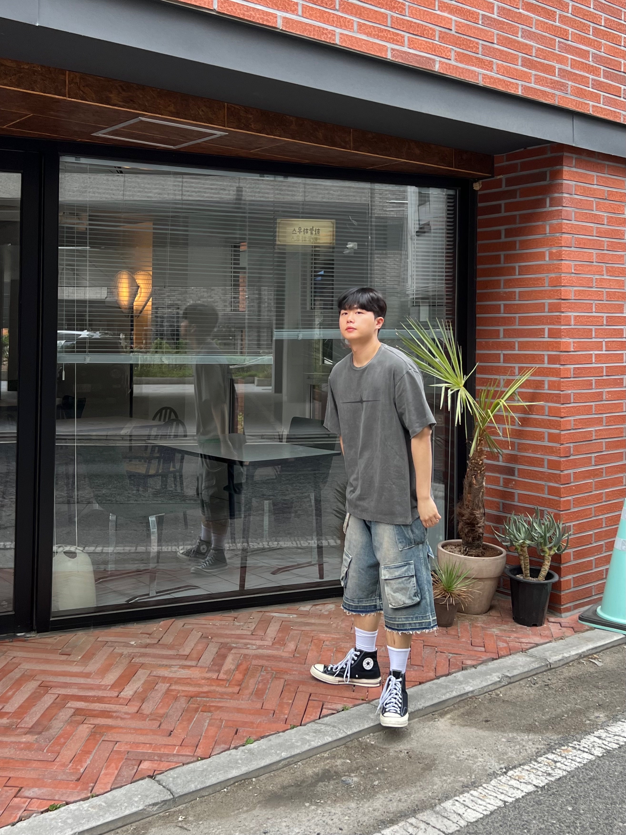 Nos Couleurs Old Washed Cargo Denim Shorts Blue, Converse Chuck 70 Hi Black 착용 스타일 - 3