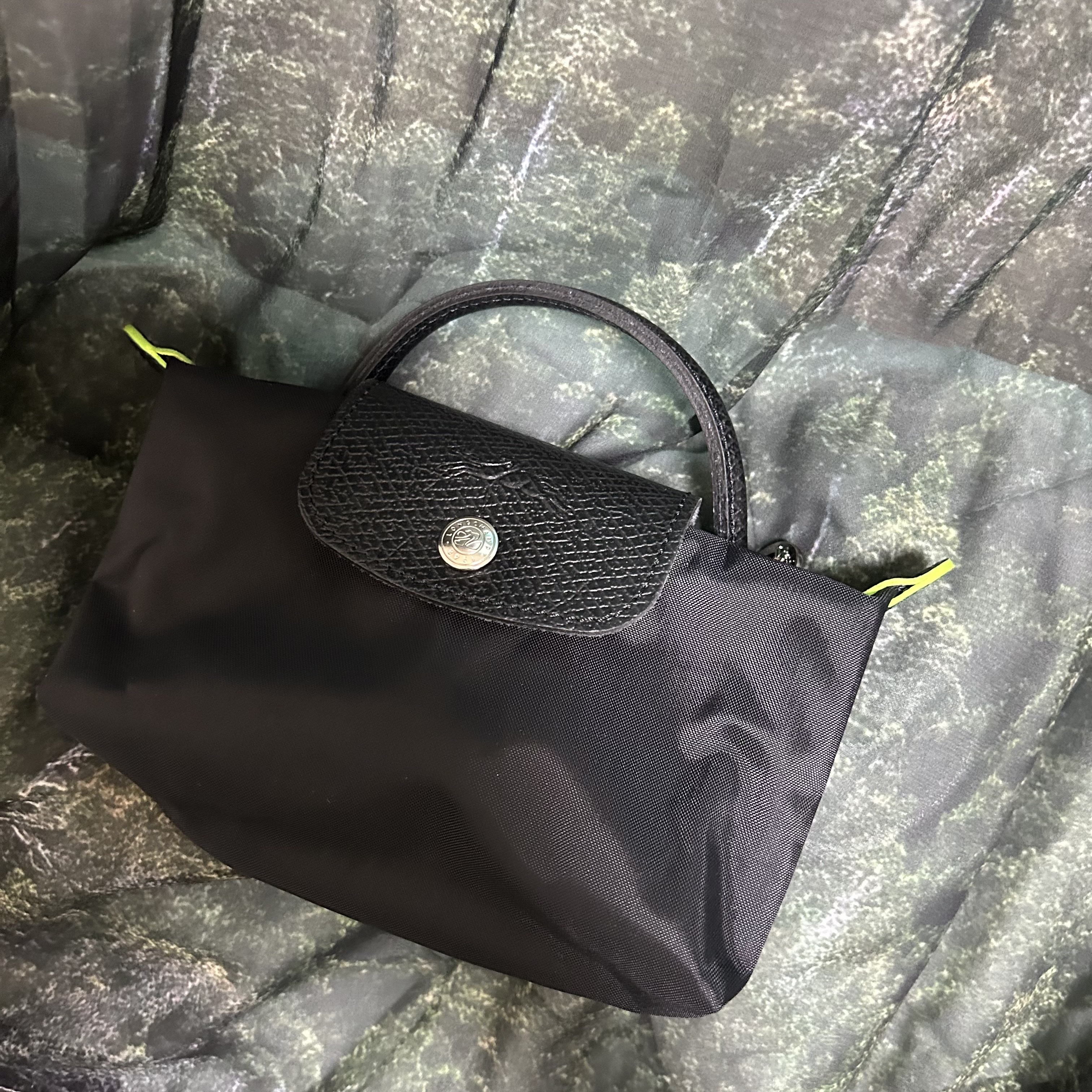 Longchamp Le Pliage Green Handle Pouch Black 착용 스타일