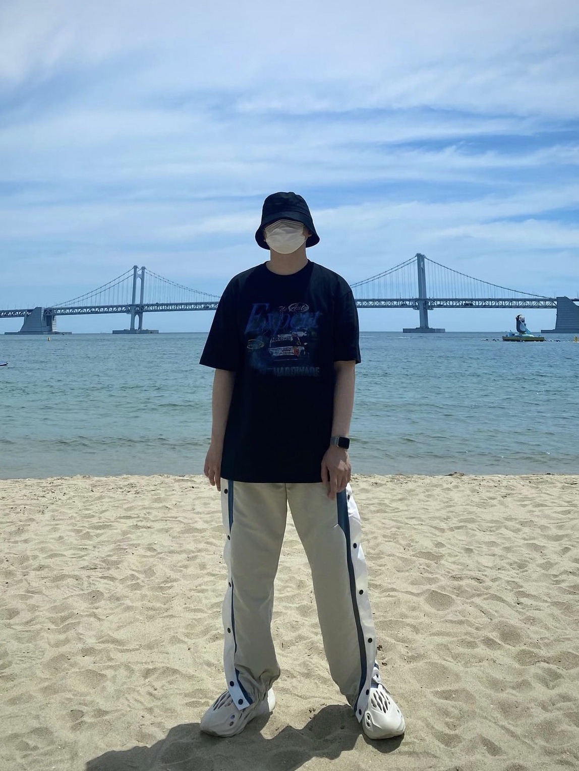 Adidas Yeezy Foam RNNR Sand 착용 스타일