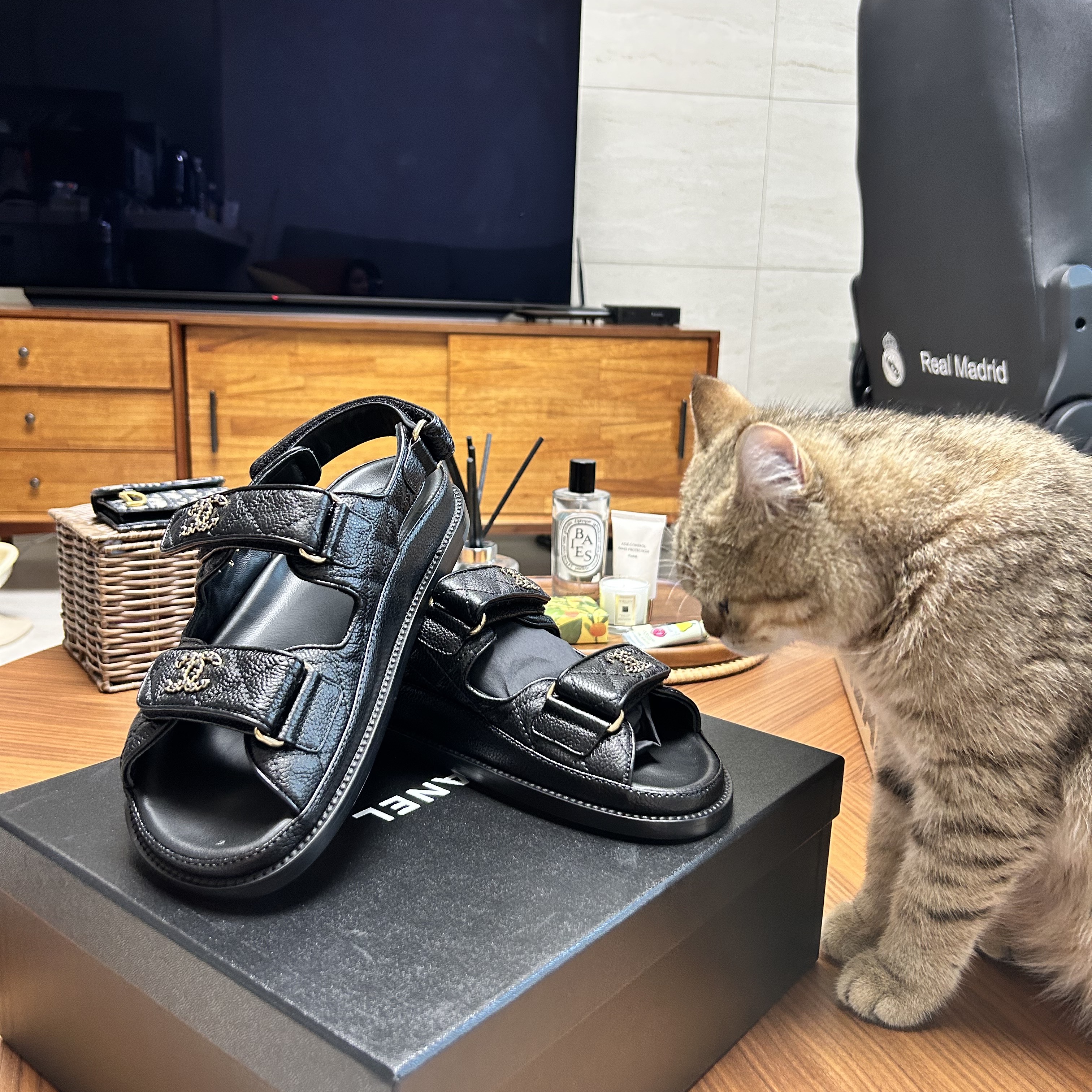 (W) Chanel Sandals Grained Calfskin & Black 착용 스타일 - 2