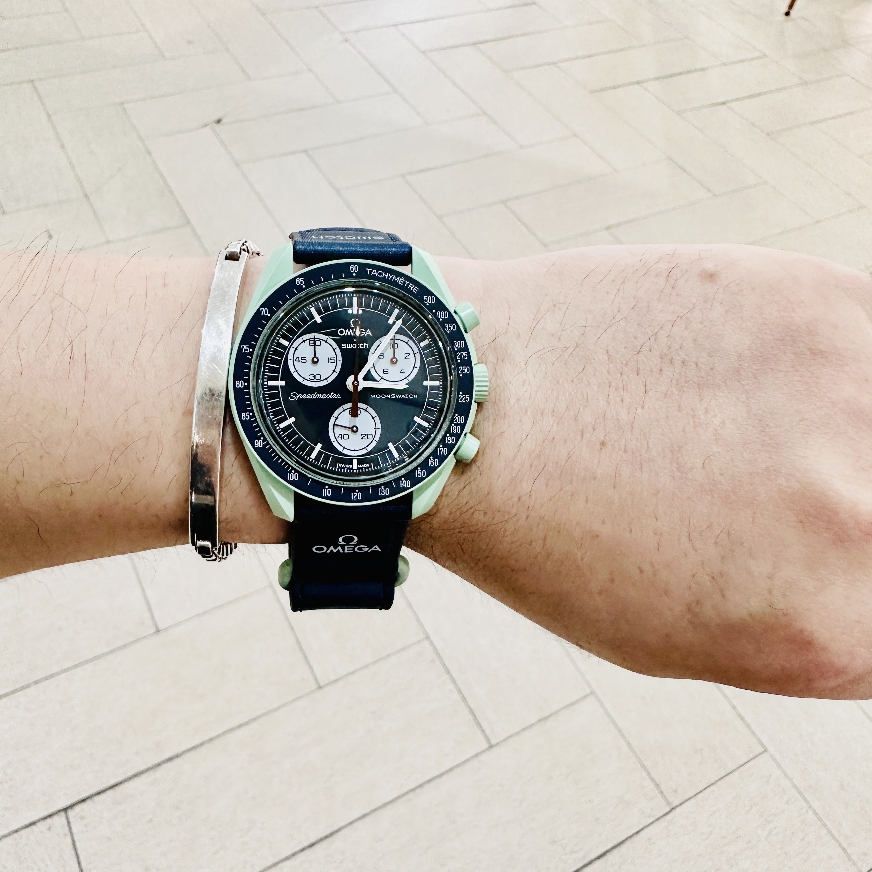Swatch x Omega Bioceramic MoonSwatch Mission On Earth 착용 스타일 - 2