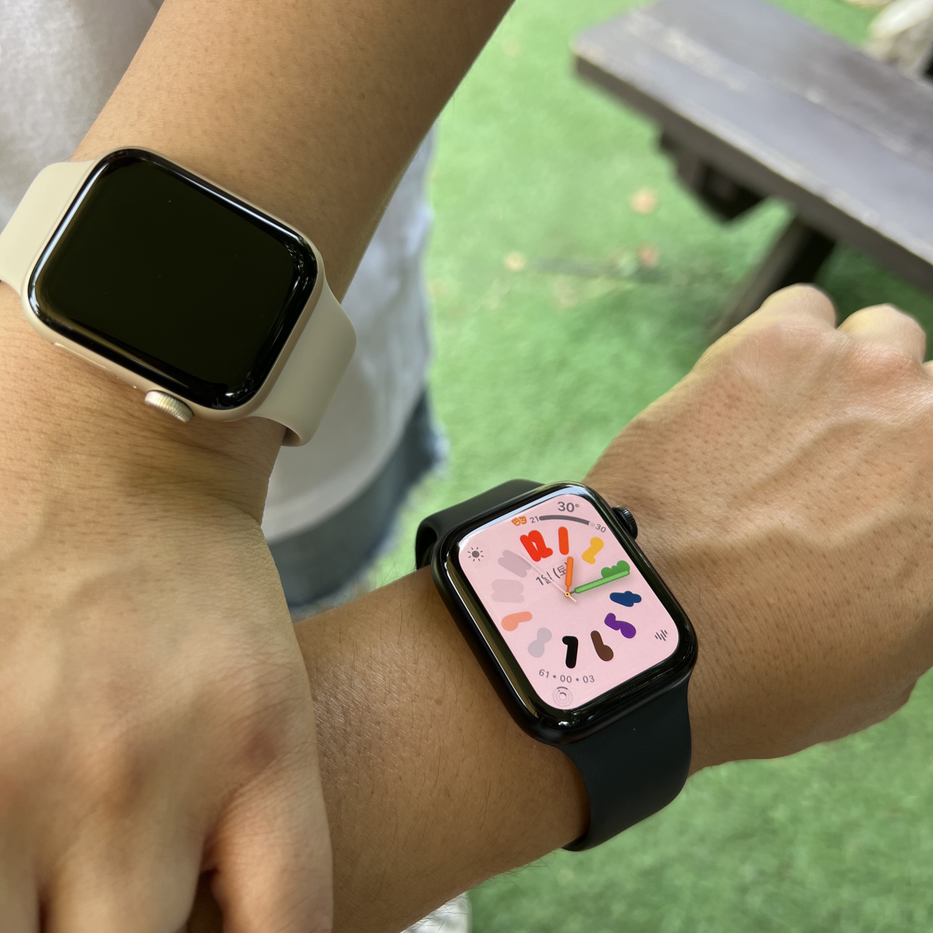Apple Watch SE 40mm GPS Starlight Aluminum Case with Sport Band Starlight (Korean Ver.), Apple Watch SE 44mm GPS Midnight Aluminum Case with Sport Band Midnight (Korean Ver.) 착용 스타일 - 2