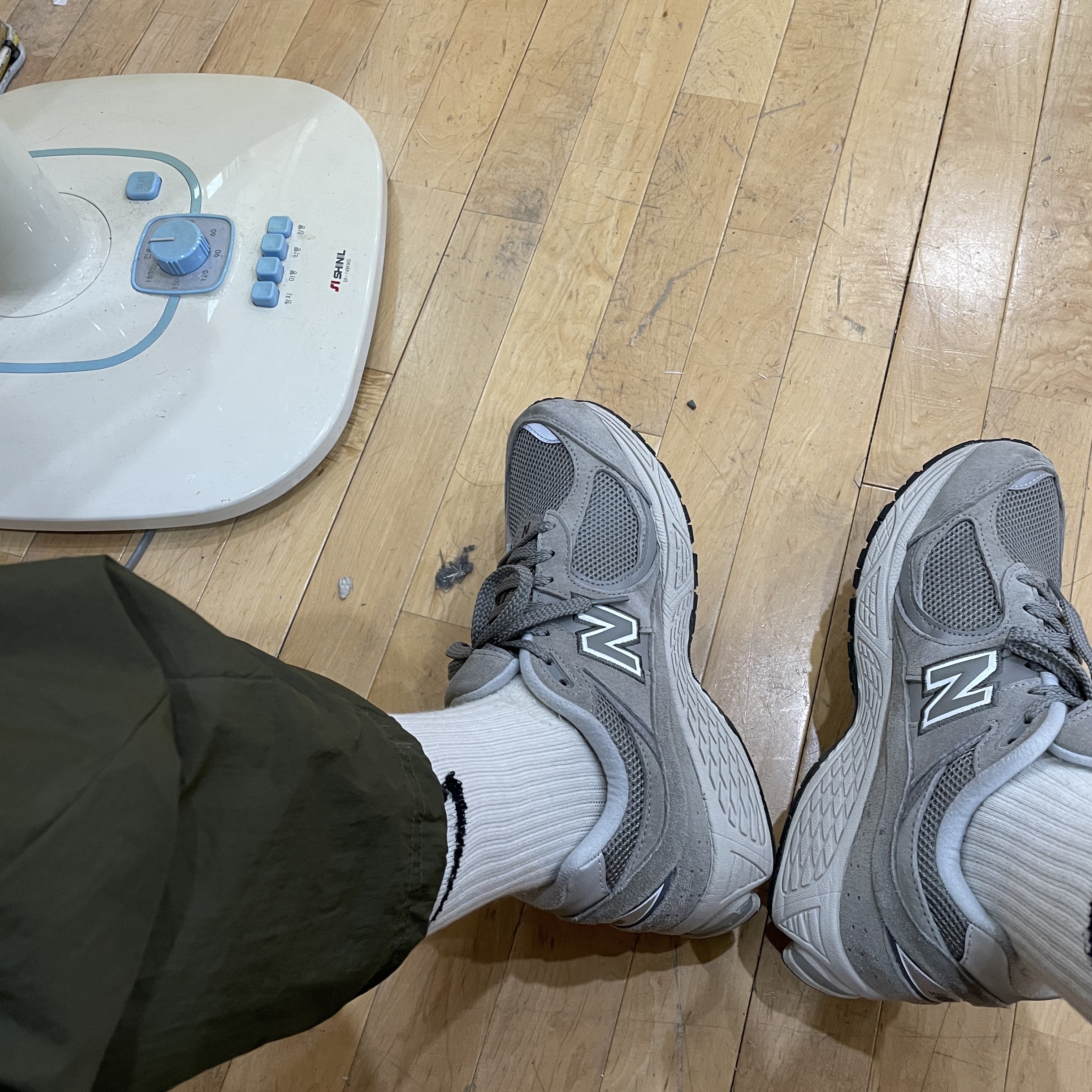 New Balance 2002R Grey 착용 스타일