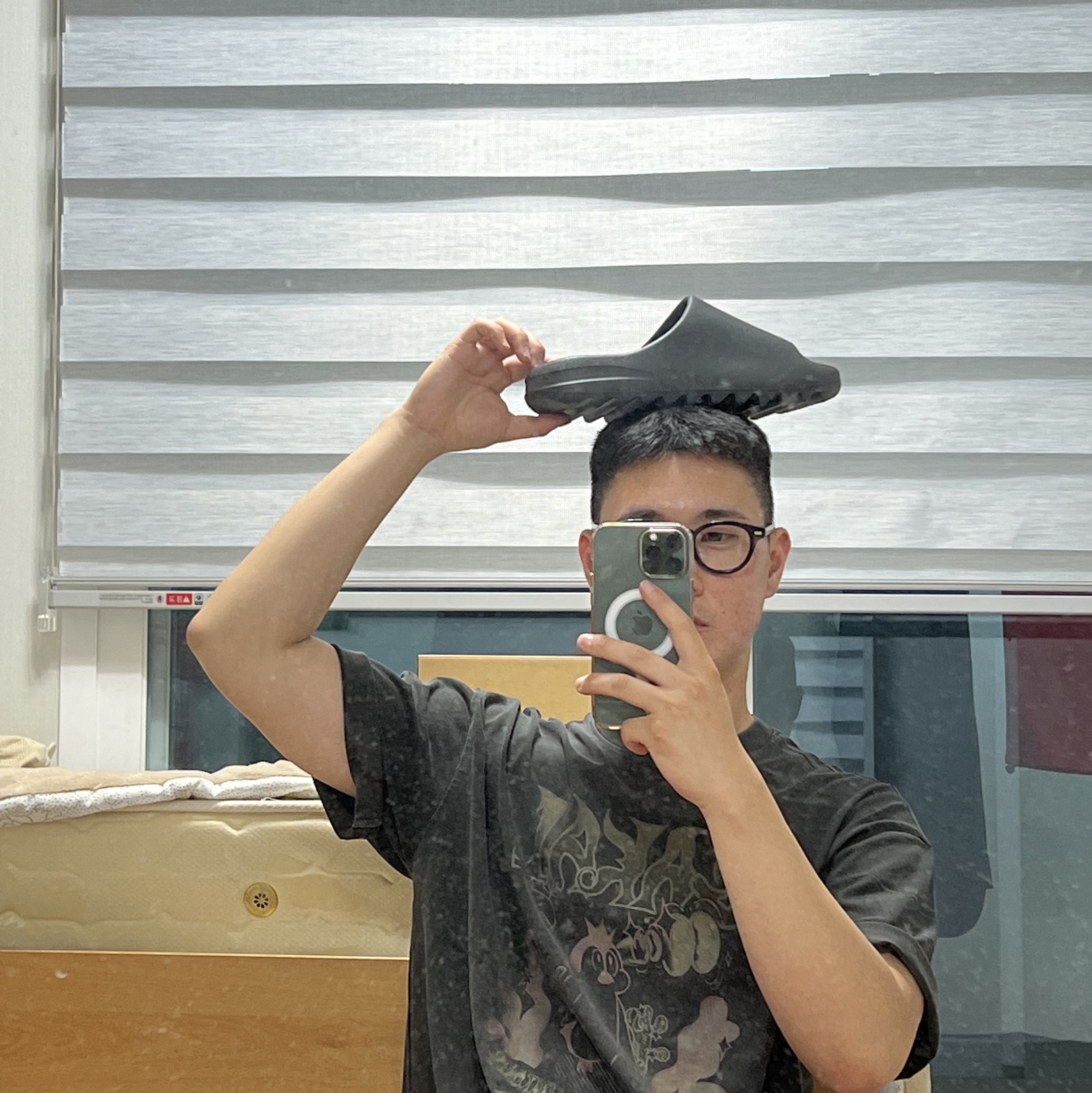 Adidas Yeezy Slide Onyx 착용 스타일
