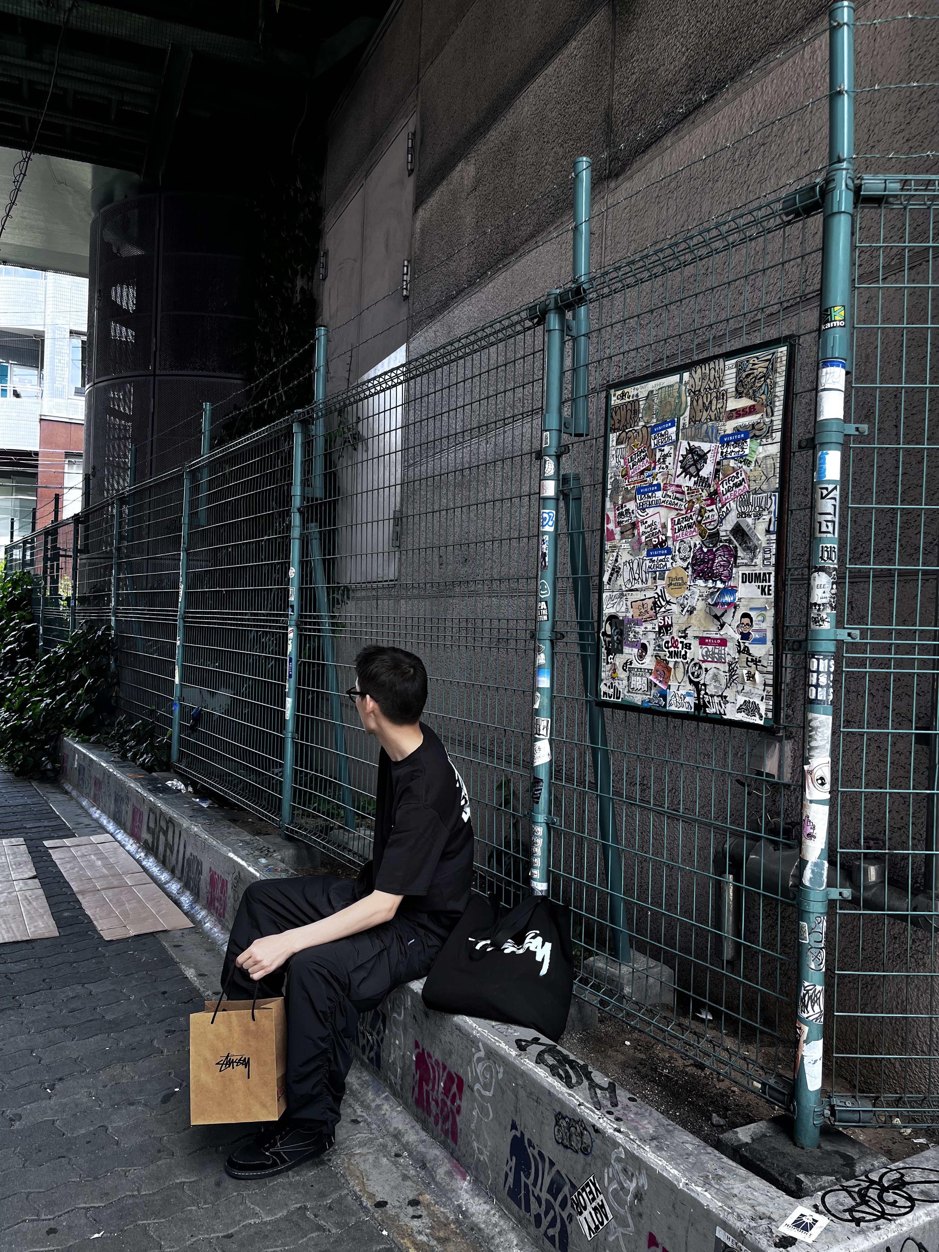 Stussy Kittens T-Shirt Black, Jordan 1 x Travis Scott Retro Low OG SP Black Phantom 착용 스타일 - 1