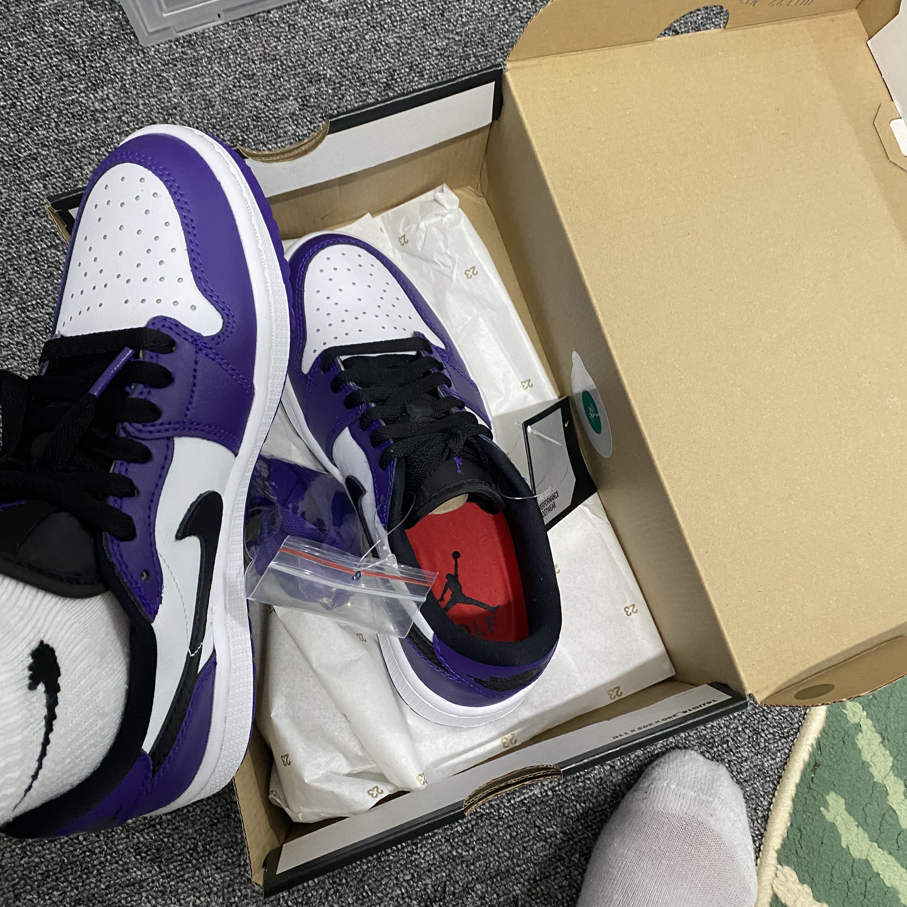 Jordan 1 Low Golf Court Purple 착용 스타일 - 3
