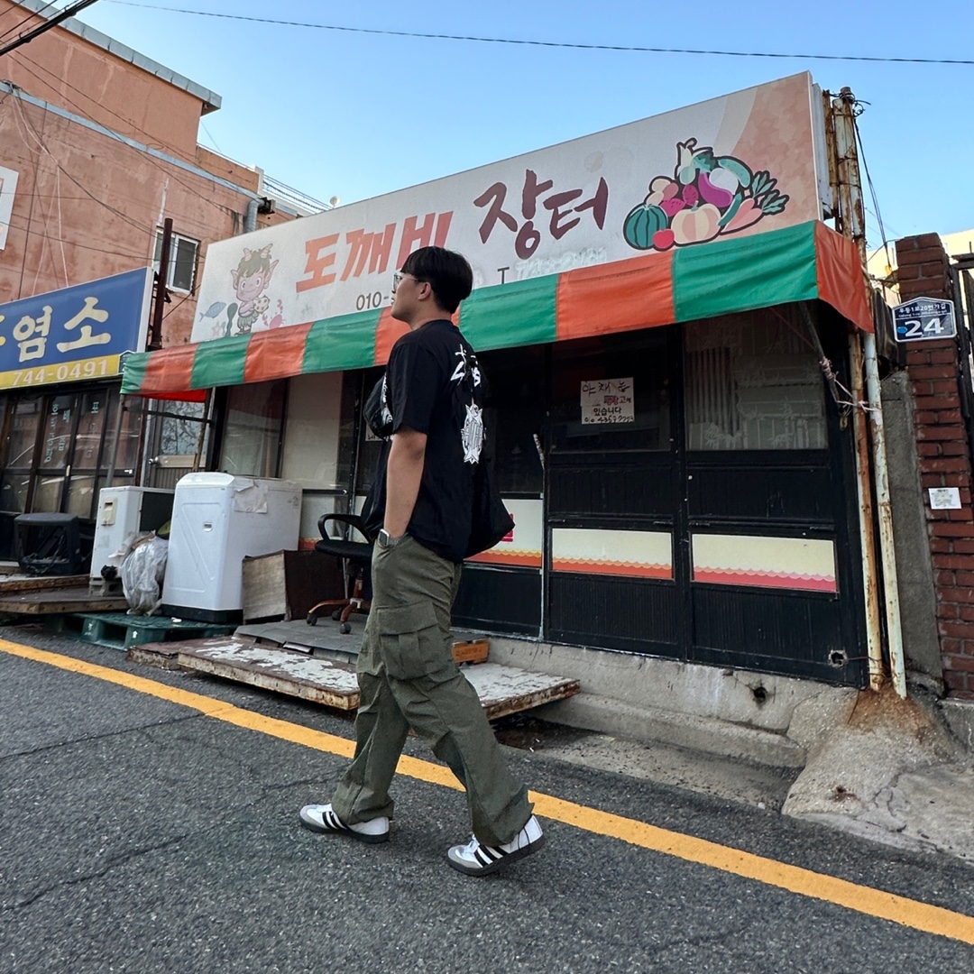 Adidas Samba OG Cloud White, Stussy x Gang Starr Take It Personal T-Shirt Black 착용 스타일