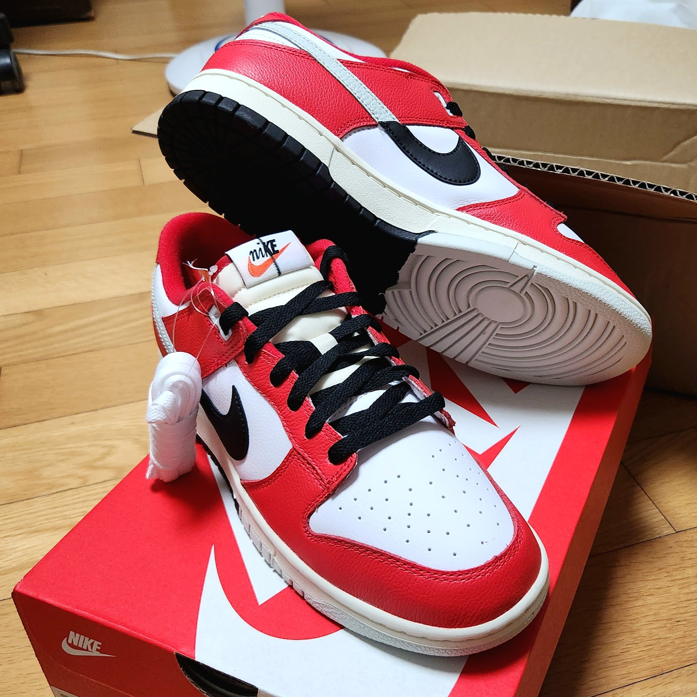 Nike Dunk Low Retro PRM University Red Black 착용 스타일