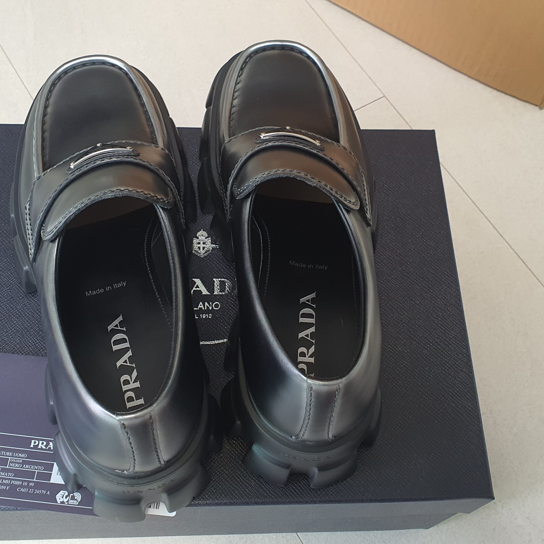 Prada Monolith Nuanced Brushed Leather Loafers Black Silver 착용 스타일 - 2