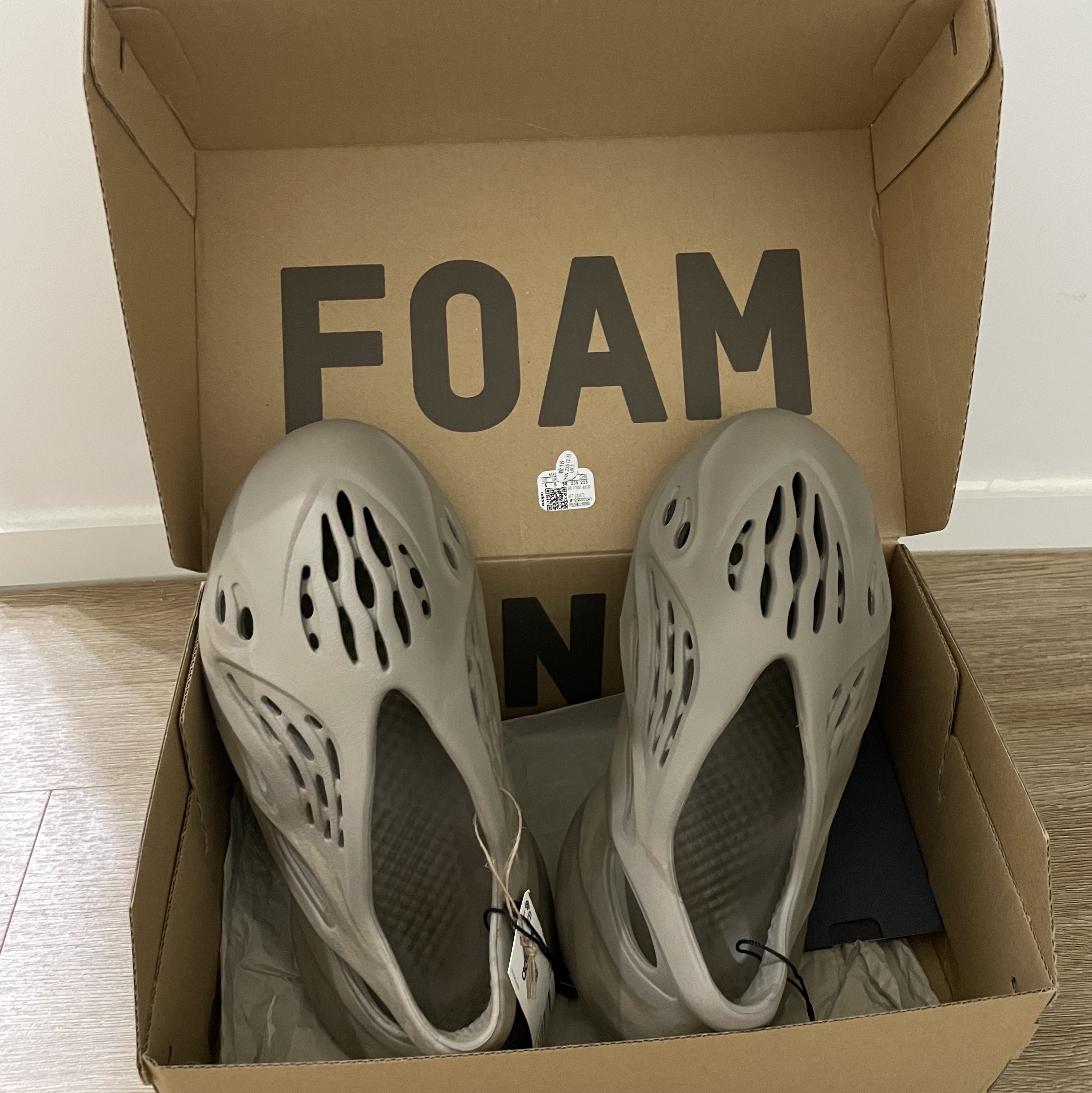 Adidas Yeezy Foam RNNR Stone Sage 착용 스타일 - 1