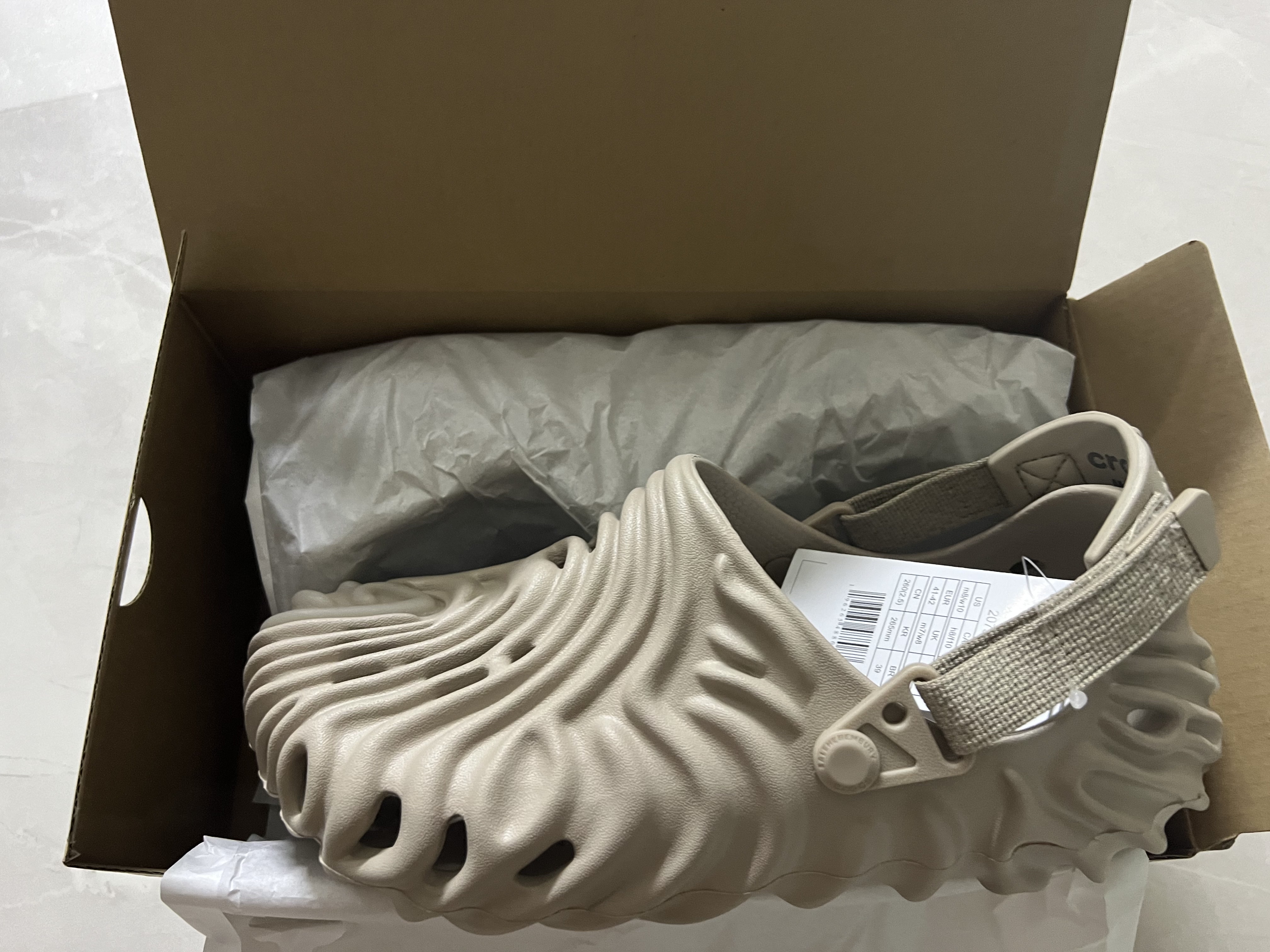 Crocs x Salehe Bembury Pollex Clog Horchata 착용 스타일