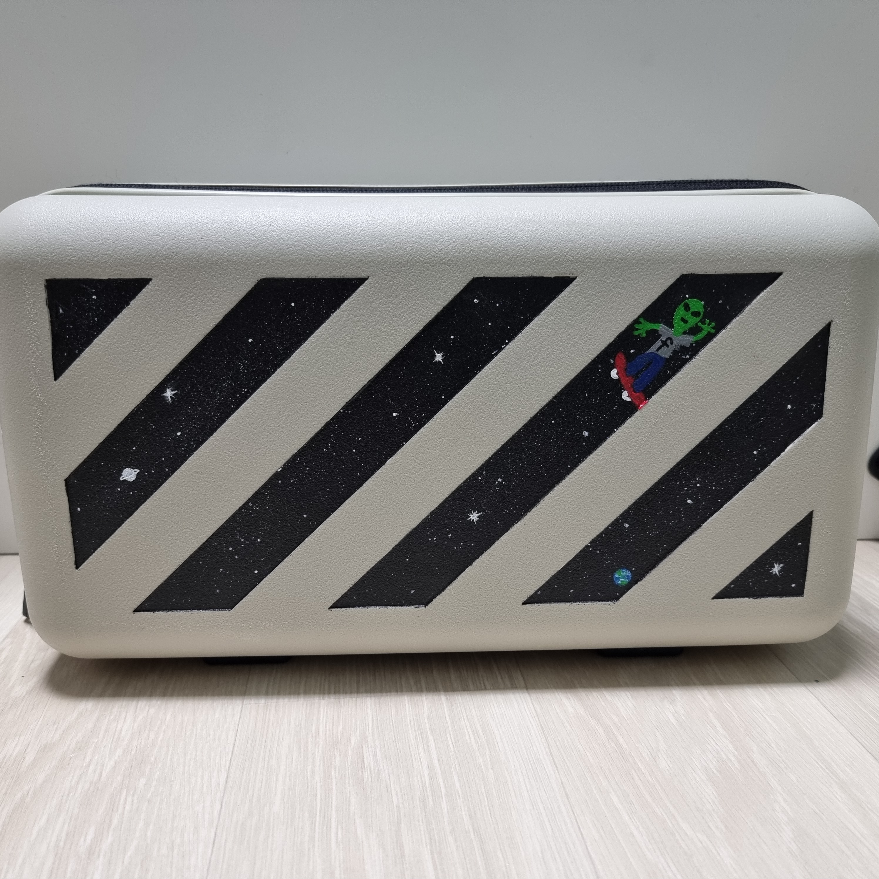 Off-White x Amore Pacific Protection Box (Without Cosmetics) 착용 스타일