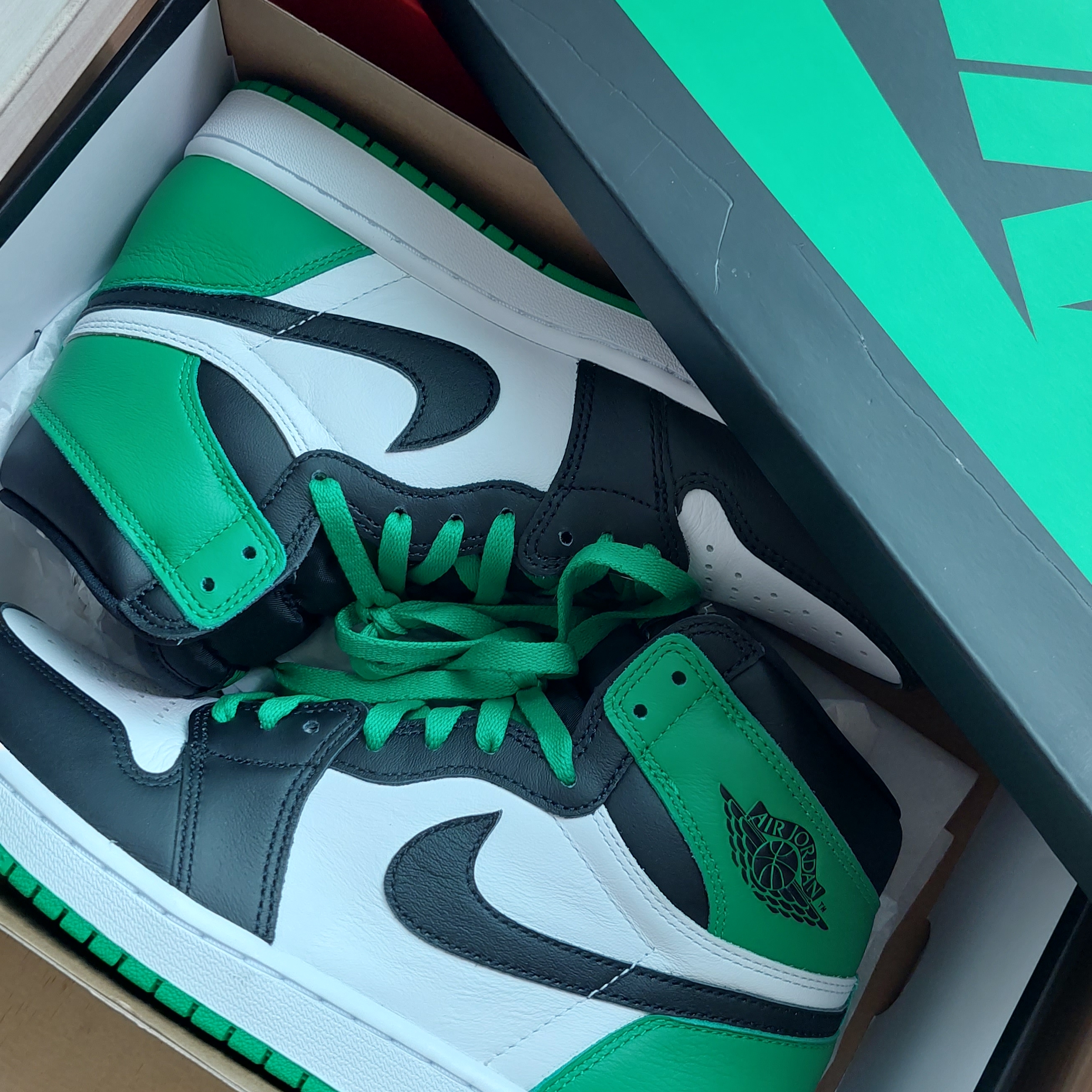 Jordan 1 Retro High OG Black and Lucky Green 착용 스타일