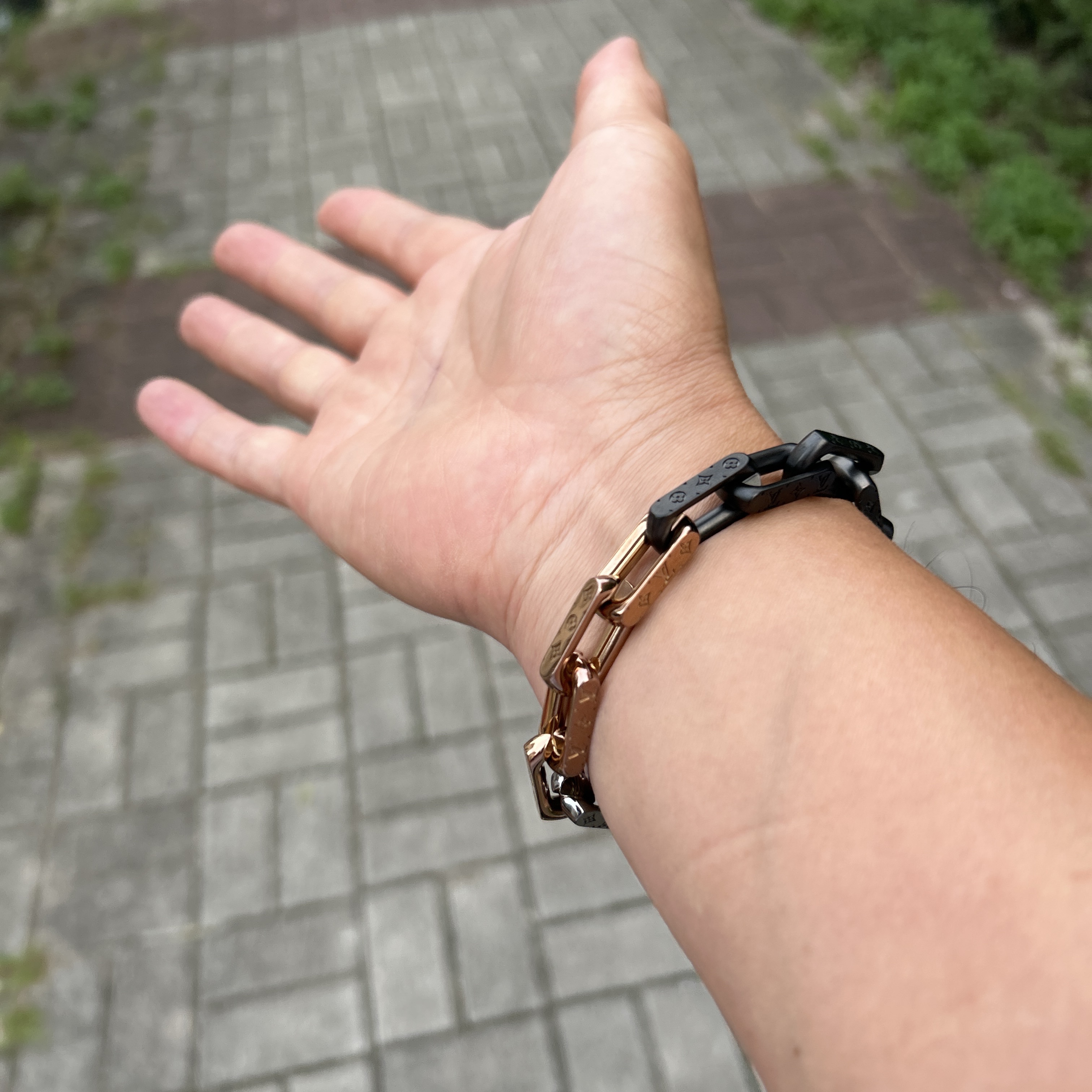 Louis Vuitton Monogram Chain Bracelet Silver Black Pink Gold 착용 스타일 - 1