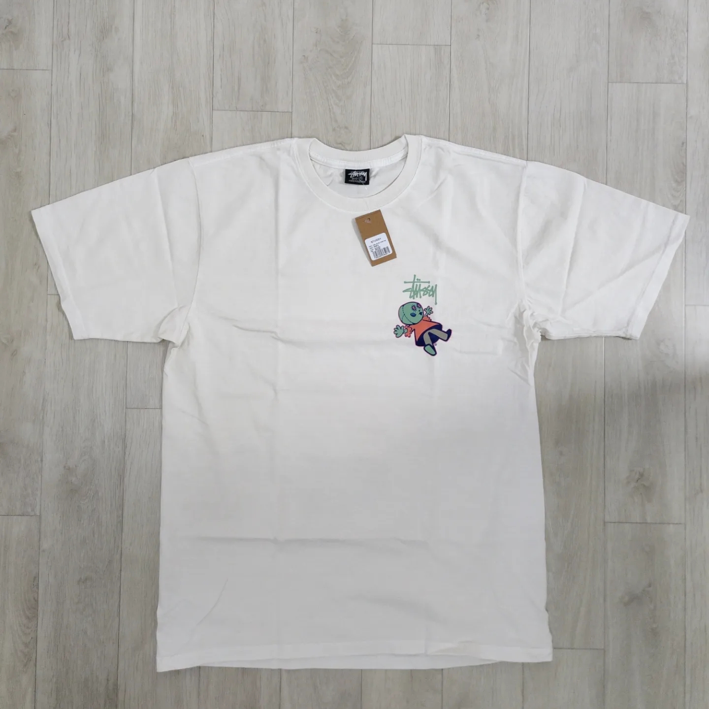 Stussy Dollie Pigment Dyed T-Shirt Natural, Stussy Dollie Pigment Dyed T-Shirt Black 착용 스타일 - 2