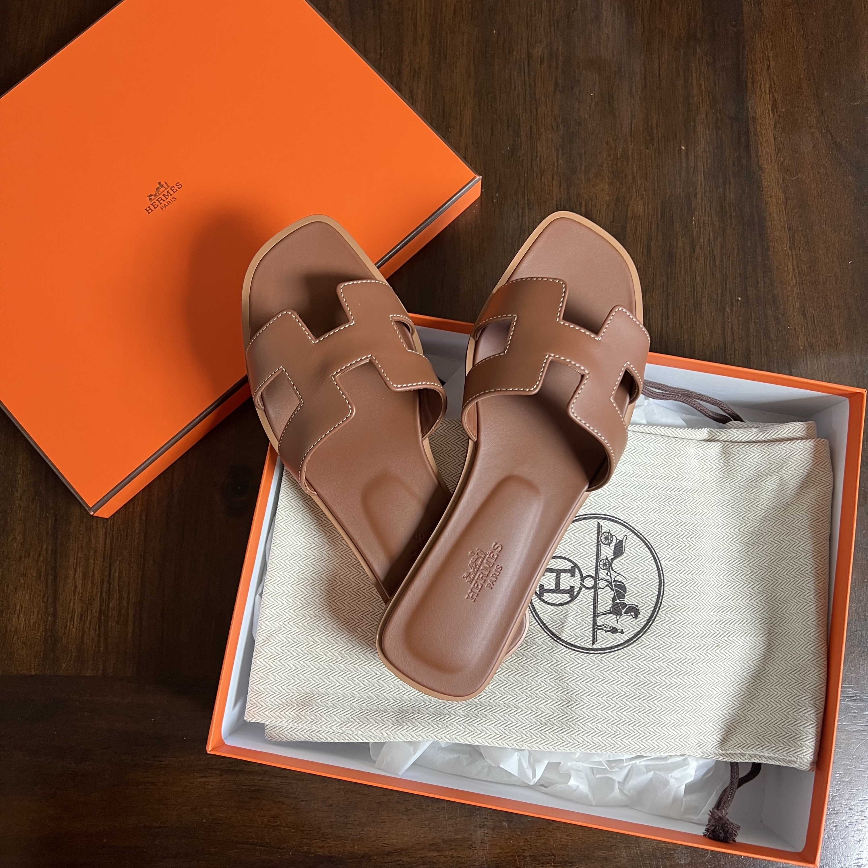 (W) Hermes Oran Sandal Calfskin & Gold Piqures Ecrues 착용 스타일