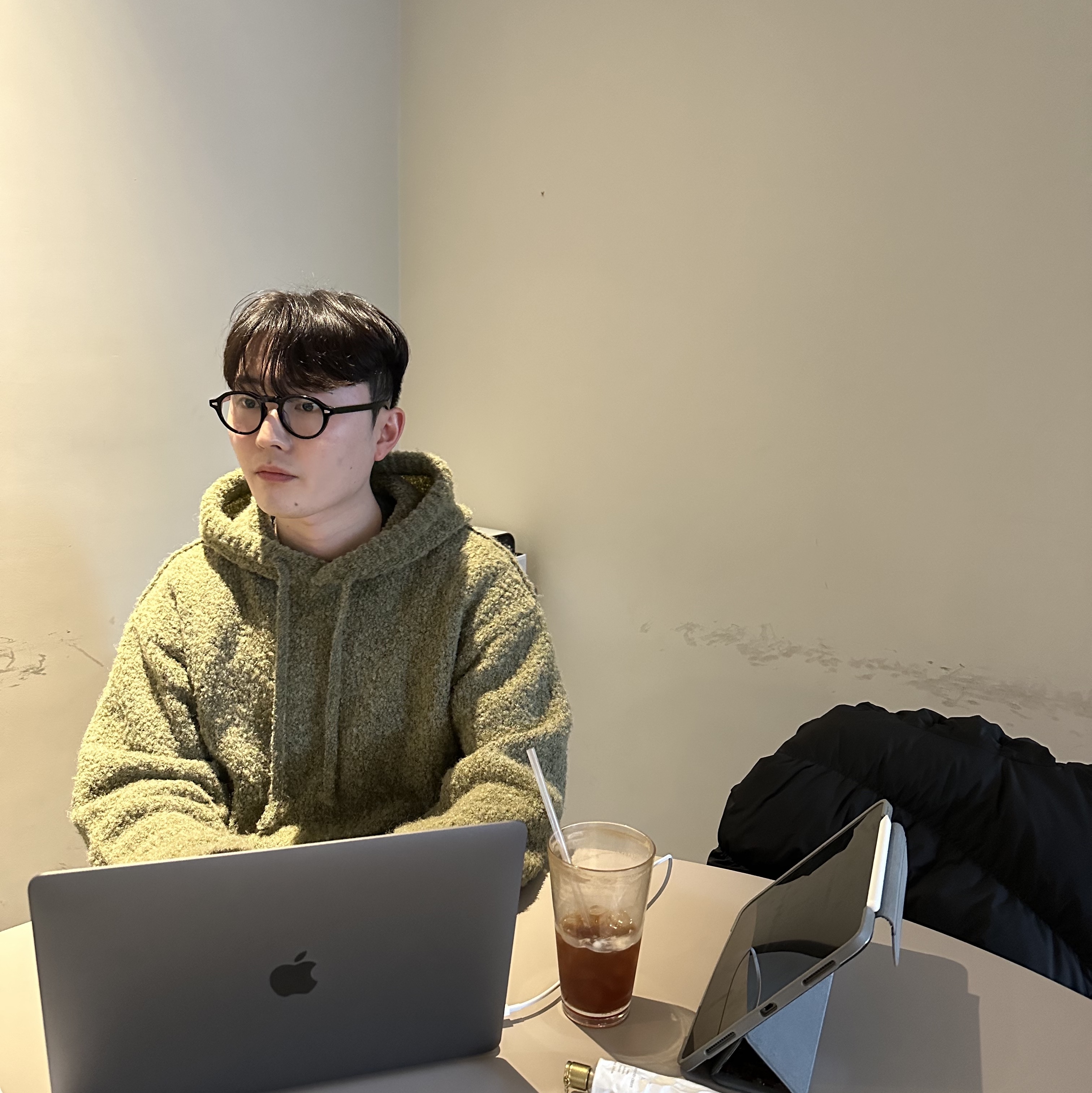 Apple 2022 MacBook Air 13 M2 256GB SSD / 8GB RAM Space Gray (Korean Ver.), Apple iPad Pro 4th Gen 11-inch Wifi 256GB Space Gray (Korean Ver.) 착용 스타일 - 1