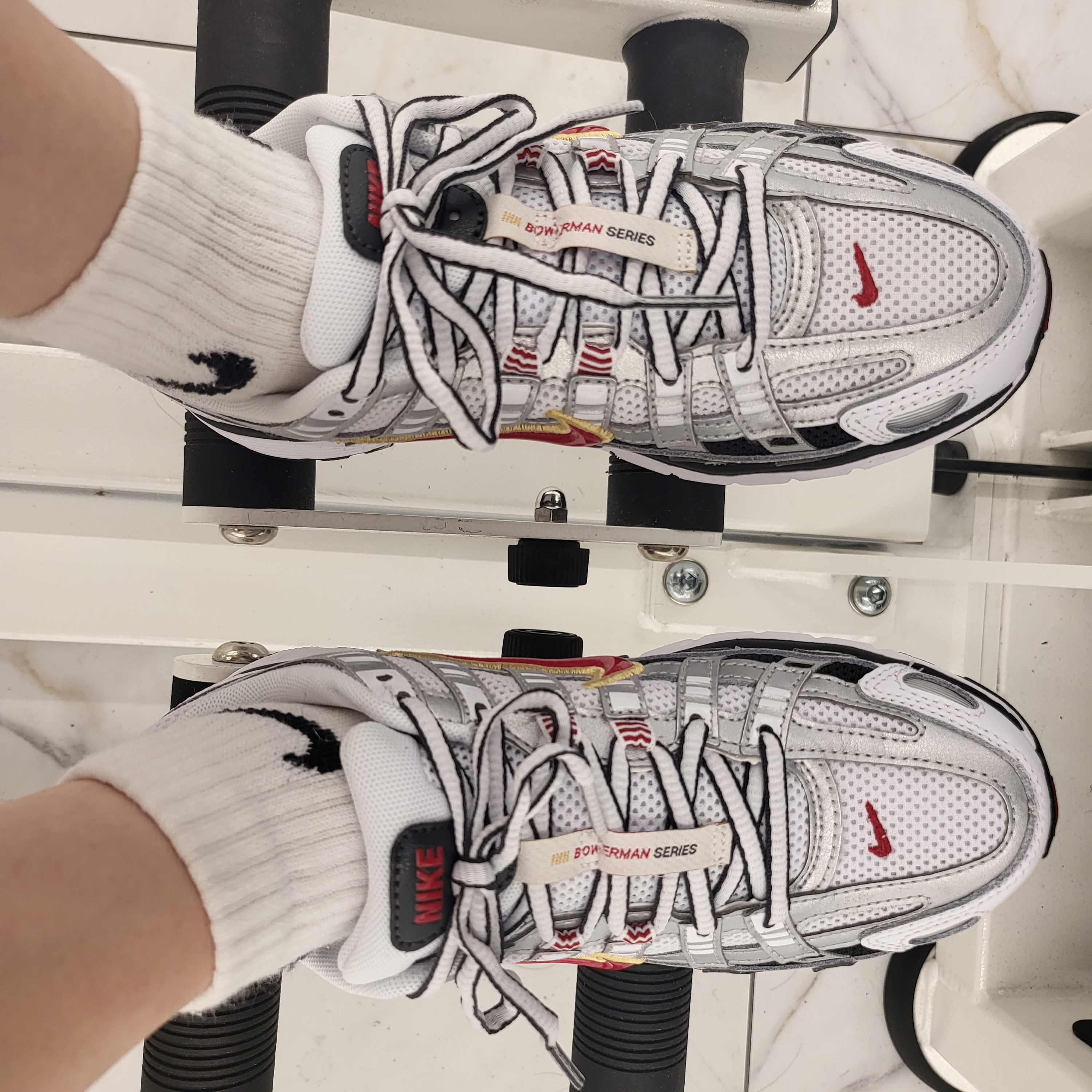 (W) Nike P-6000 Metallic Silver Red 착용 스타일 - 2