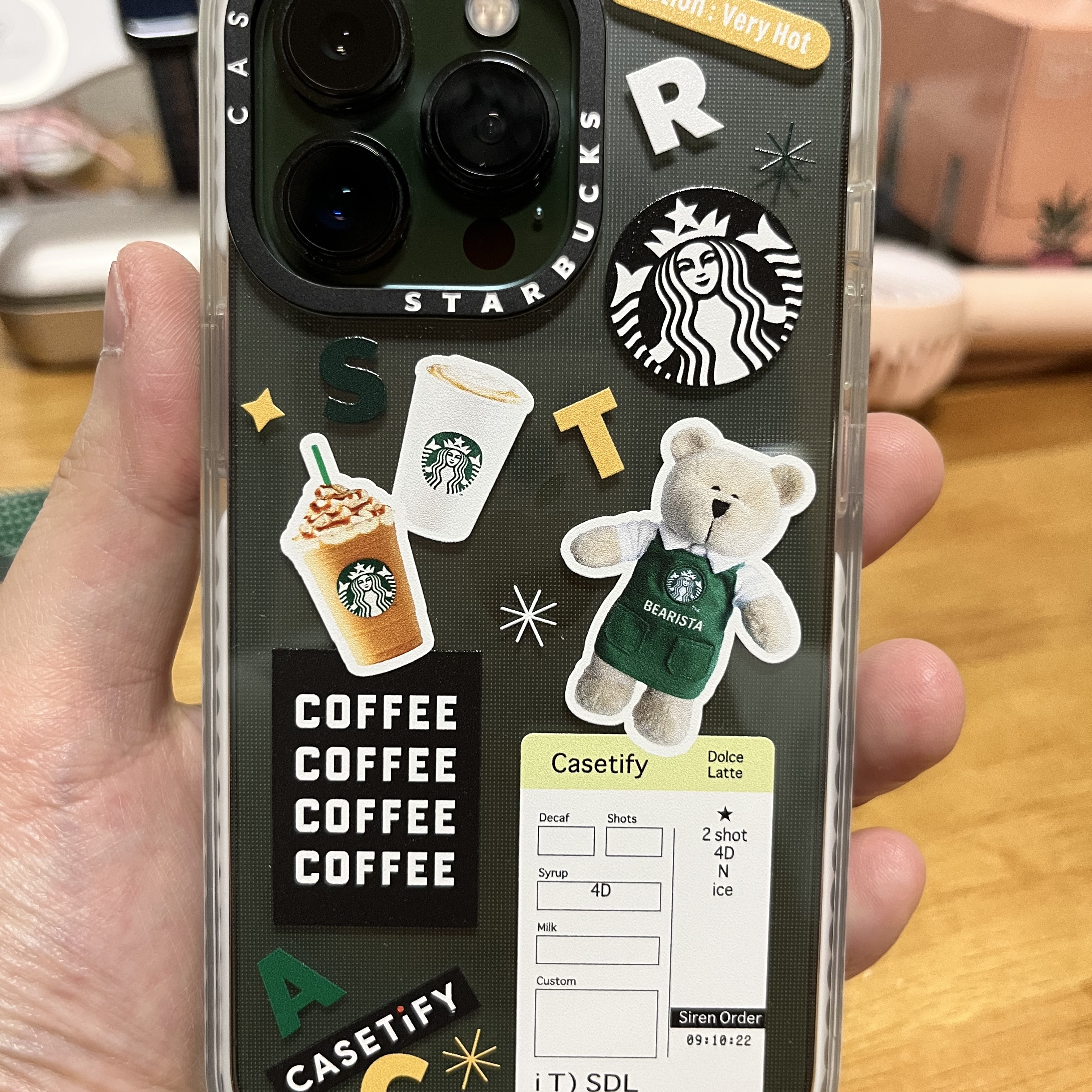 Casetify x Starbucks Icon Impact iPhone Case Clear 착용 스타일 - 1