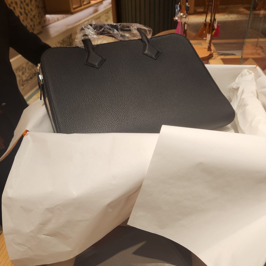 Hermes Victoria Light Briefcase Togo & Palladium Noir 착용 스타일 - 2