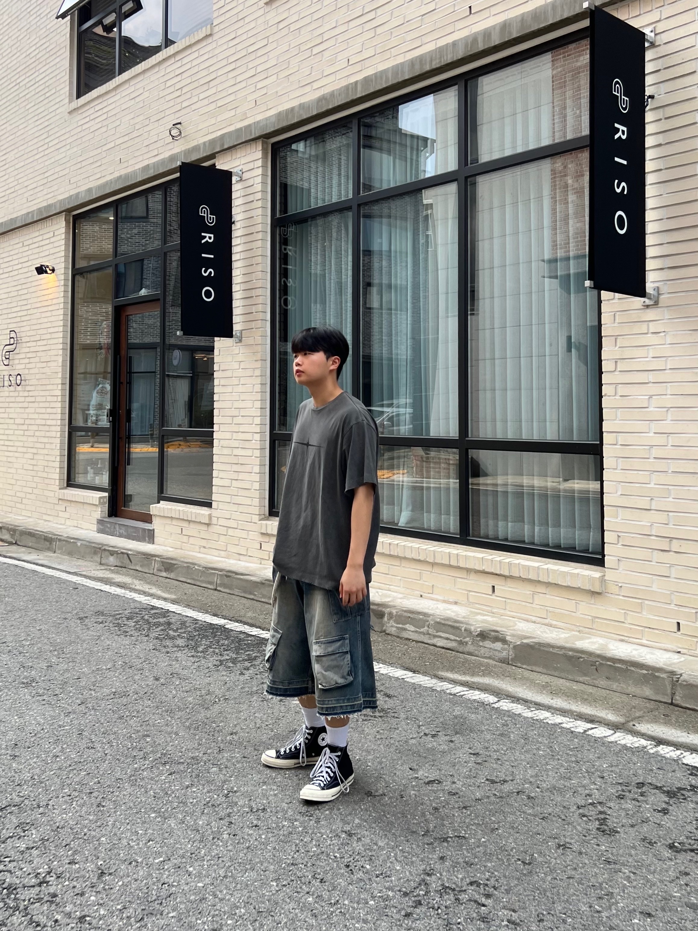 Nos Couleurs Old Washed Cargo Denim Shorts Blue, Converse Chuck 70 Hi Black 착용 스타일 - 4