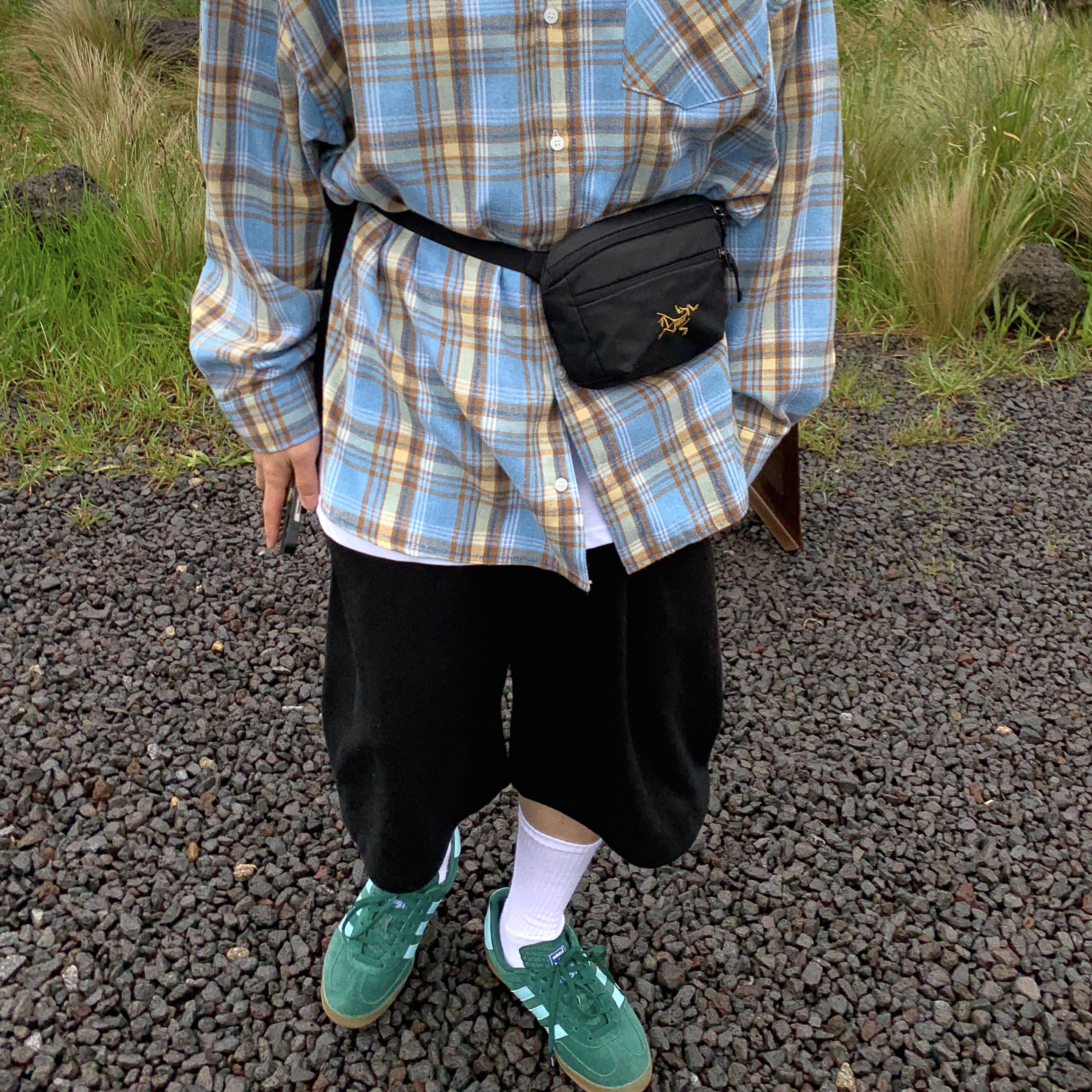 Arc'teryx Mantis 1 Waistpack Black, Adidas Gazelle Indoor Collegiate Green Hazy Sky 착용 스타일 - 3