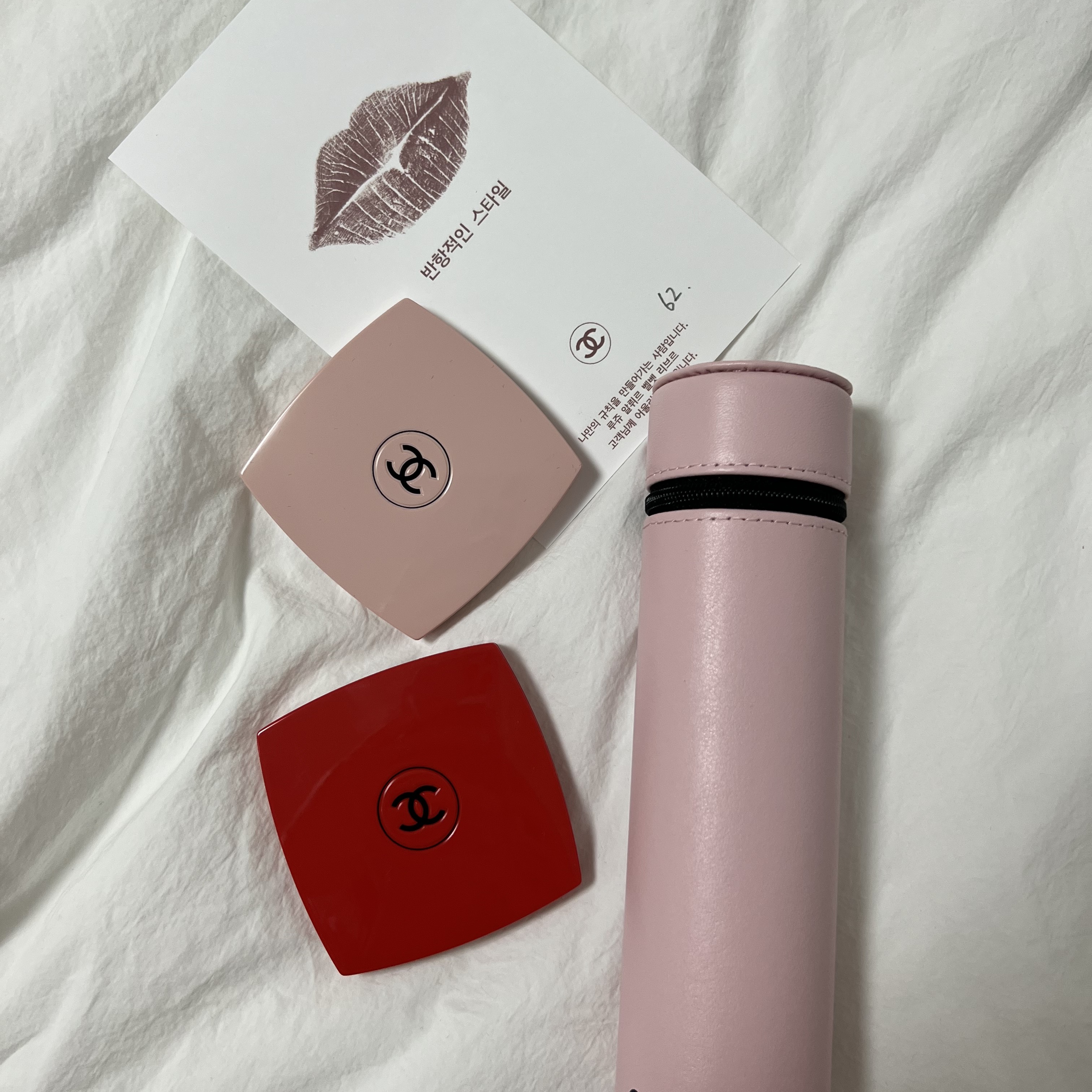 Chanel Codes Couleur Limited Edition Miroir Double Facettes 111 Ballerina, Chanel Codes Couleur Limited Edition Essentiel Brush Set with Pouch 111 Ballerina (Set of 3) 착용 스타일