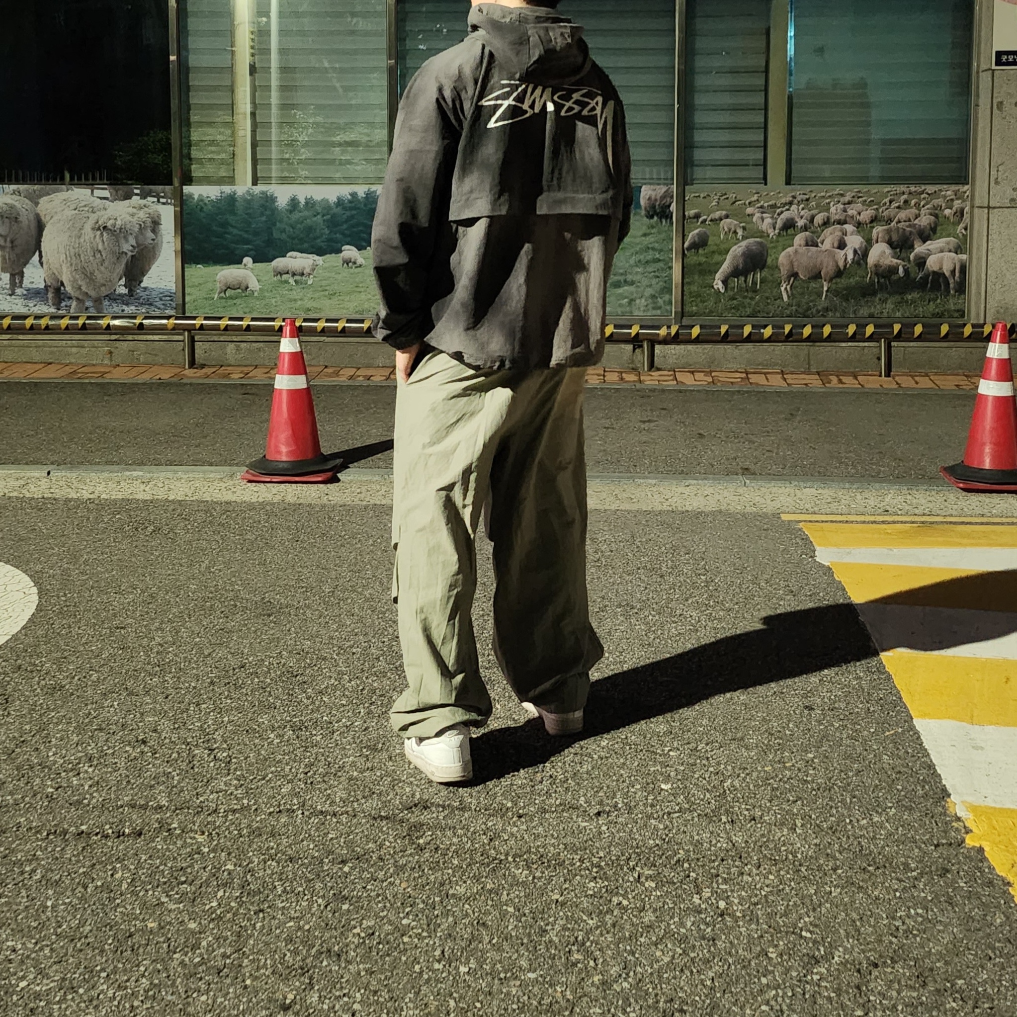 Stussy Wave Dye Beach Shell Jacket Black 착용 스타일 - 3