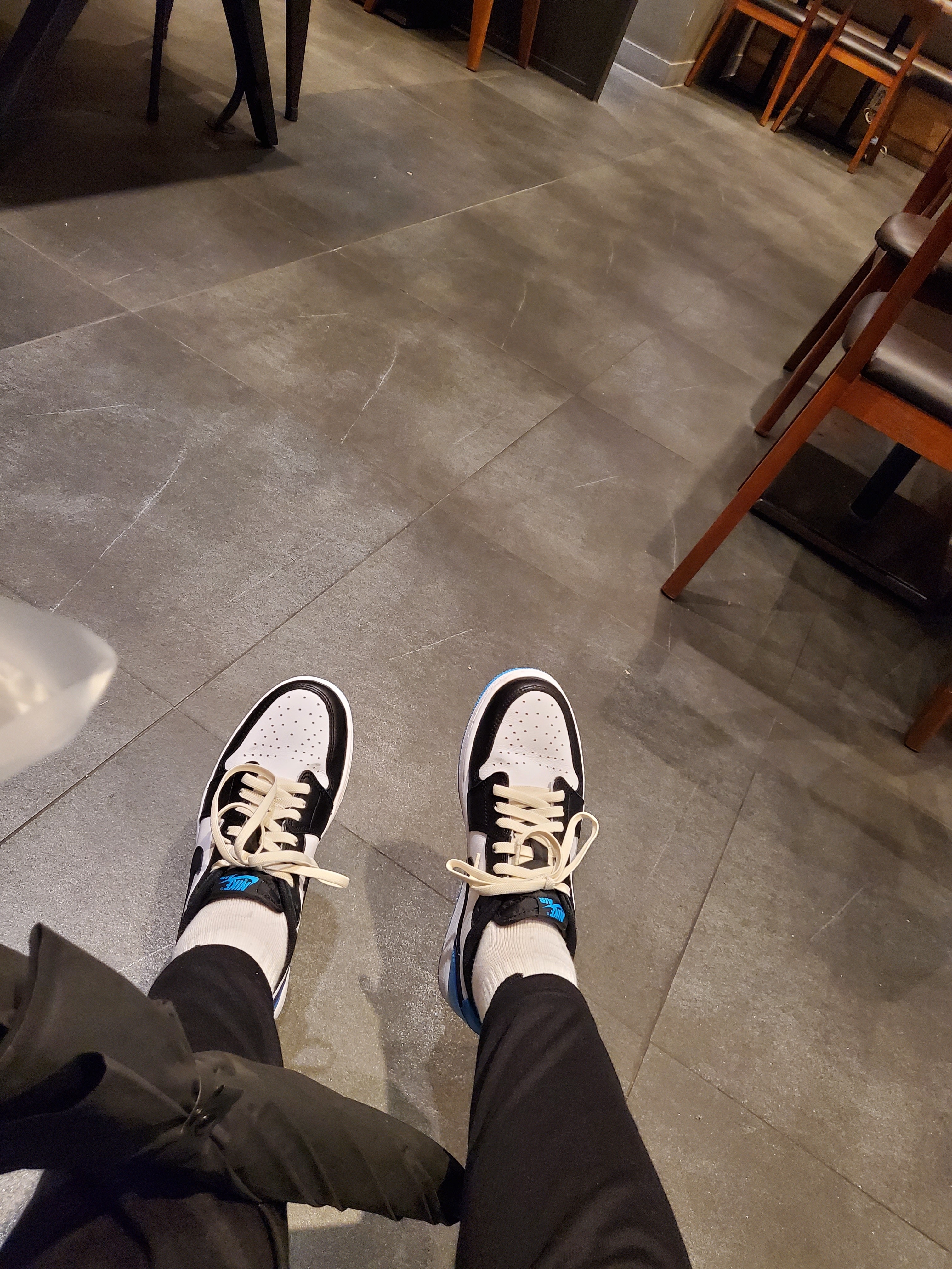Jordan 1 Retro Low OG Black and Dark Powder Blue 착용 스타일 - 1