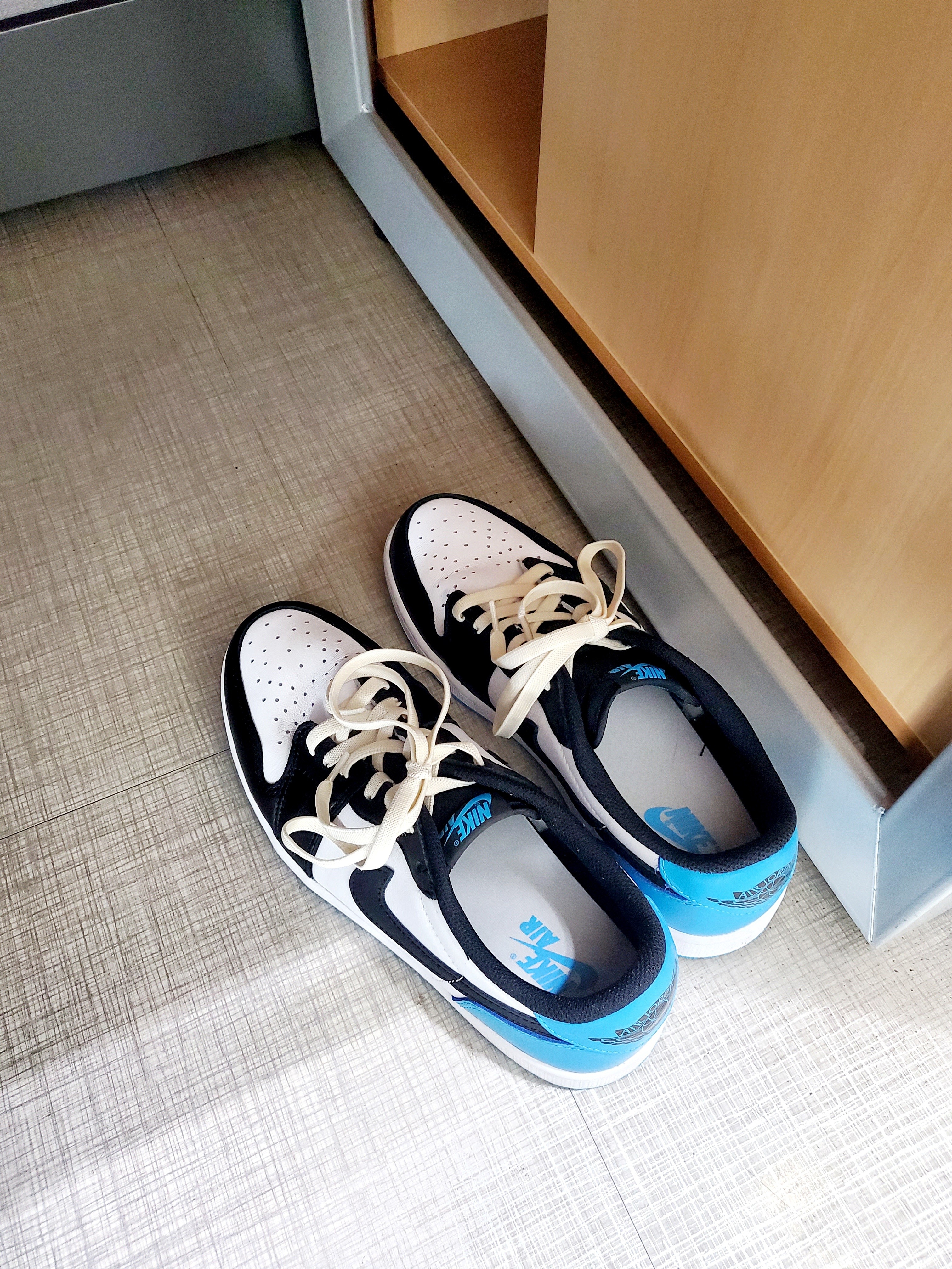Jordan 1 Retro Low OG Black and Dark Powder Blue 착용 스타일 - 2