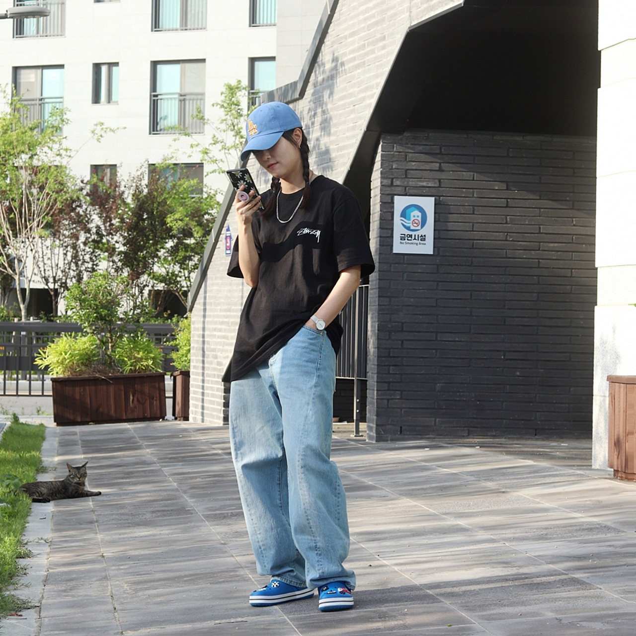 Crocs Crocband Clog Bright Cobalt Charcoal, Stussy Sphinx T-shirt Black 착용 스타일 - 1