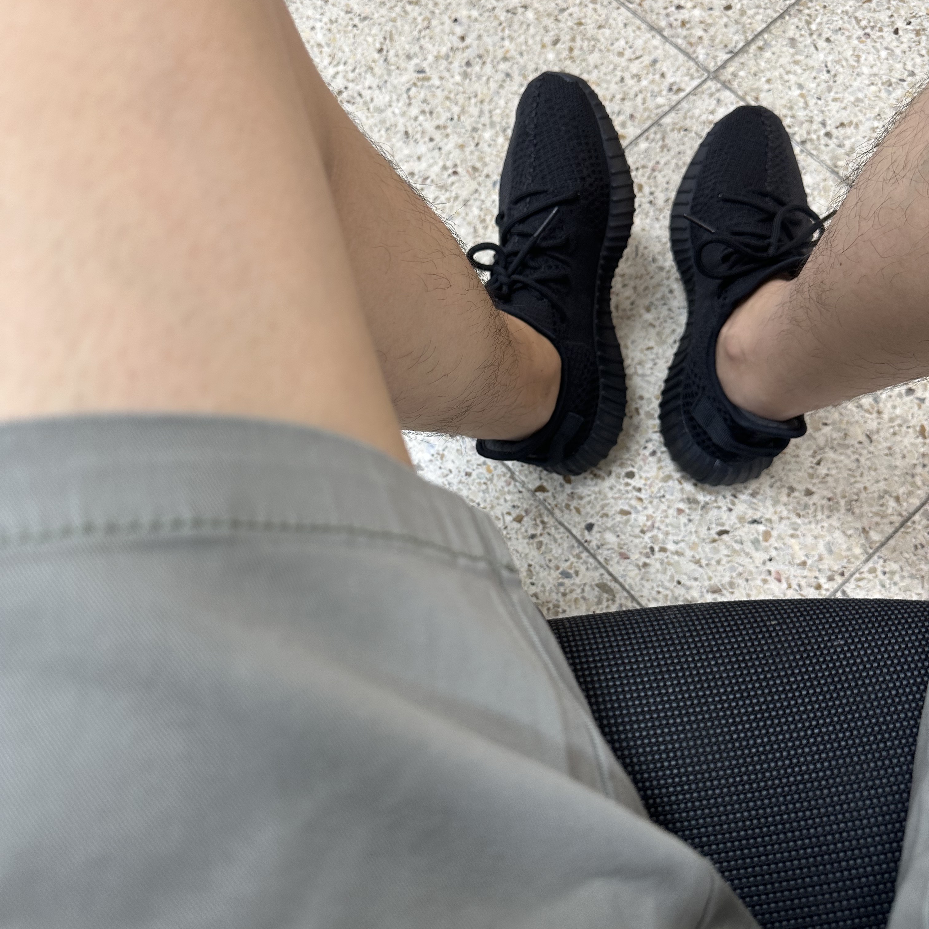 Adidas Yeezy Boost 350 V2 Onyx 착용 스타일