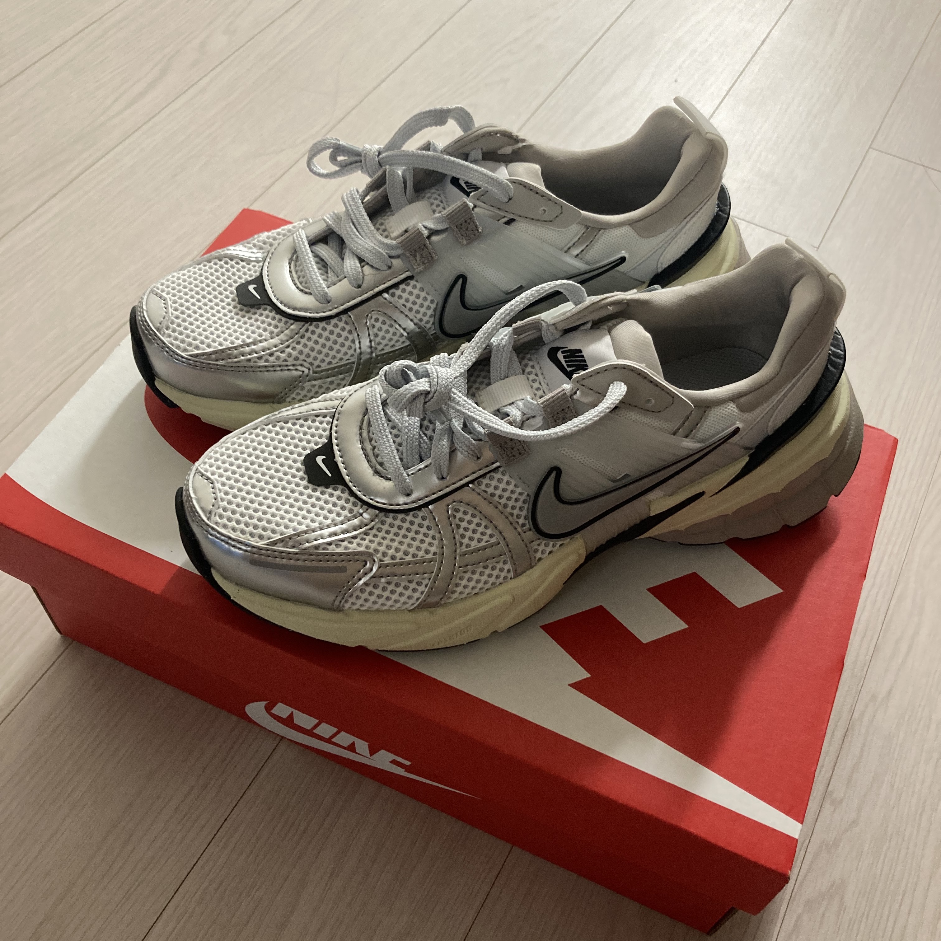 Nike V2K Run Summit White Metallic Silver 착용 스타일