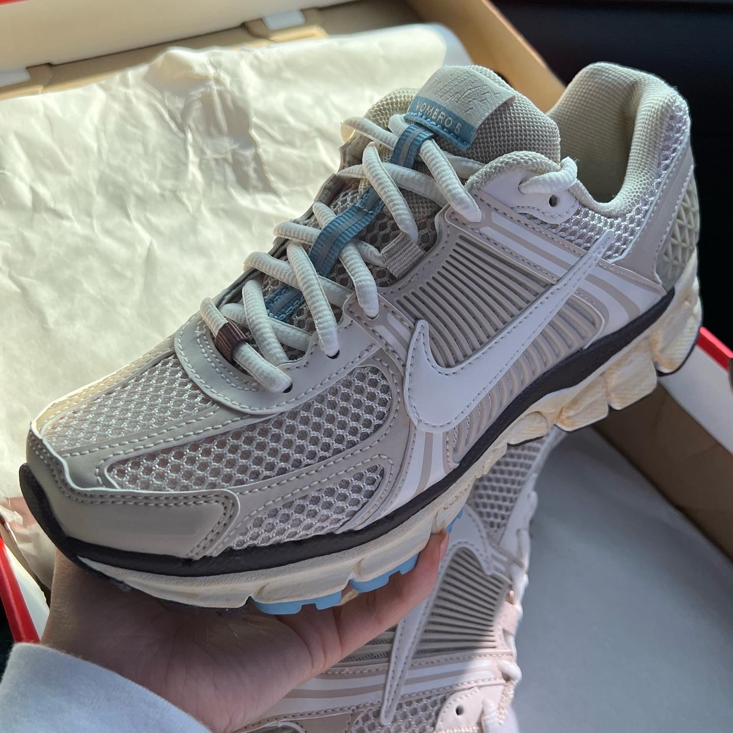(W) Nike Zoom Vomero 5 Oatmeal 착용 스타일 - 2
