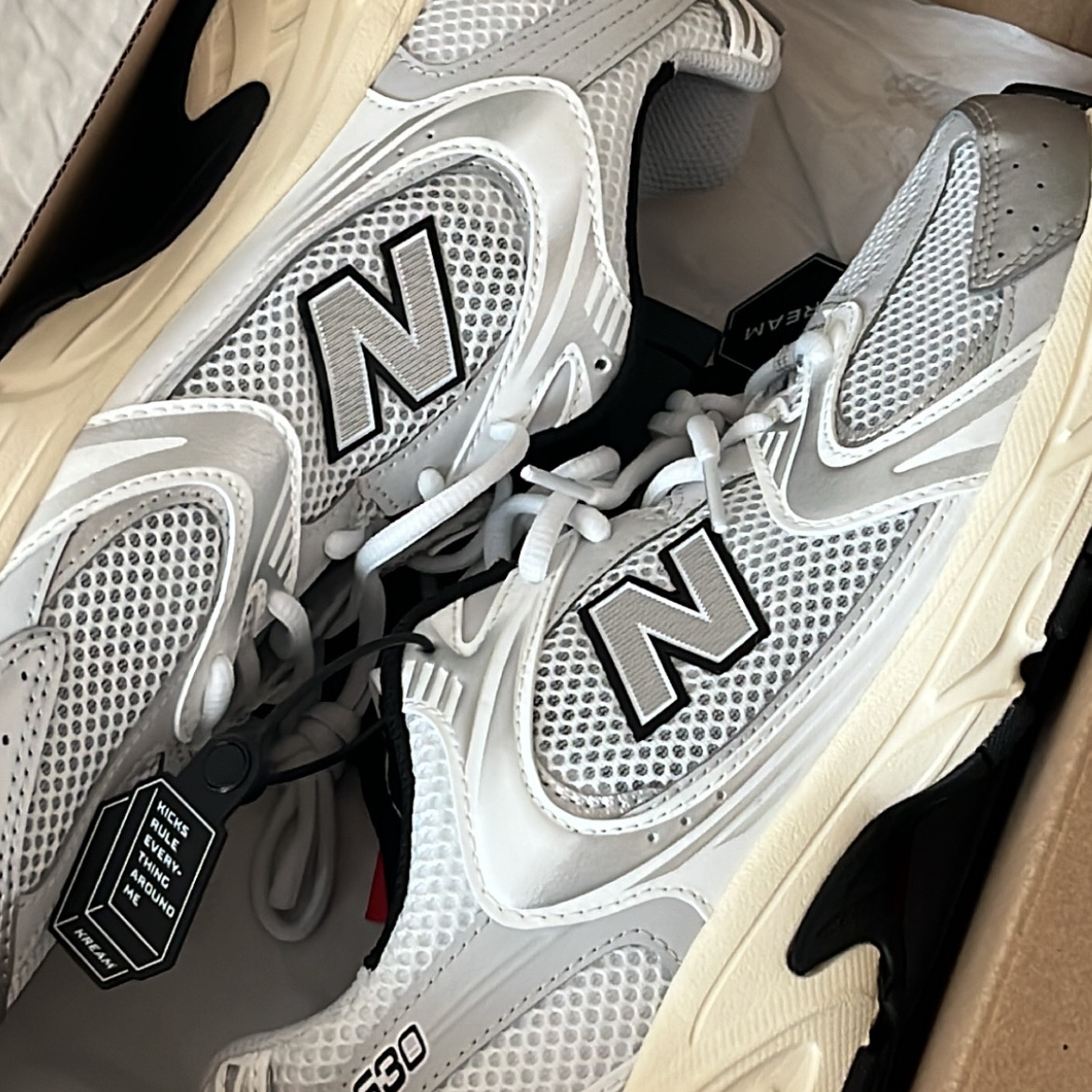 New Balance 530 Silver Cream 착용 스타일