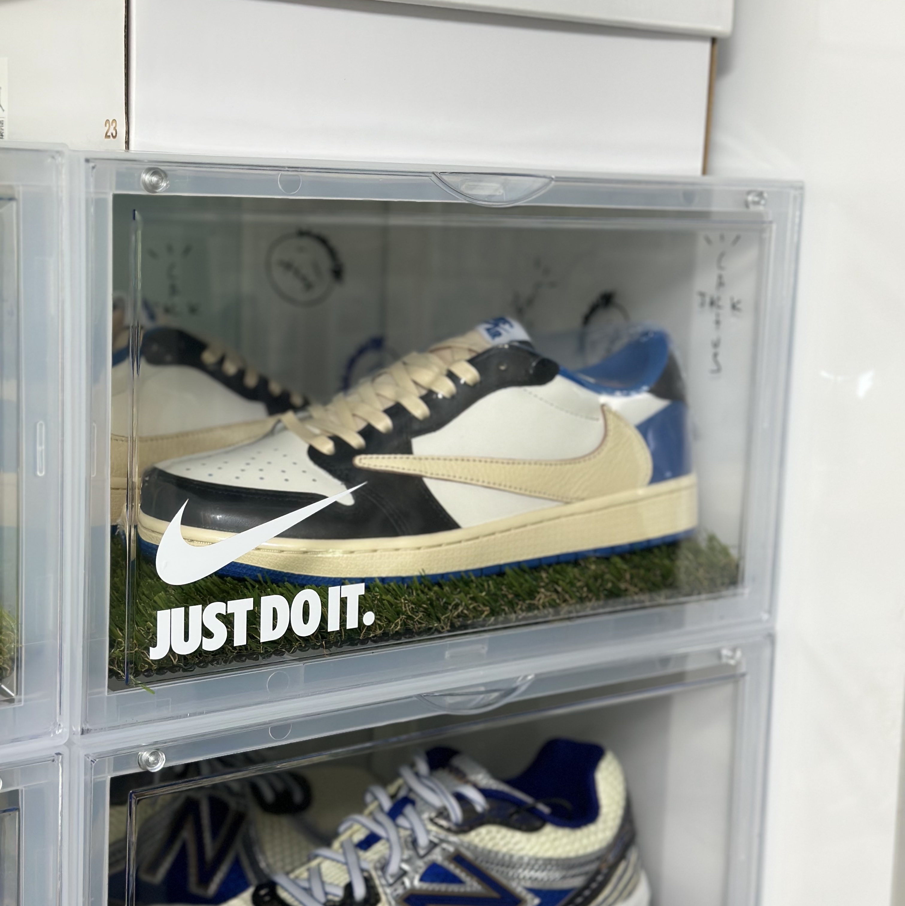 Jordan 1 x Travis Scott x Fragment Retro Low OG SP Military Blue, New Balance x Aime Leon Dore 860v2 Blue 착용 스타일