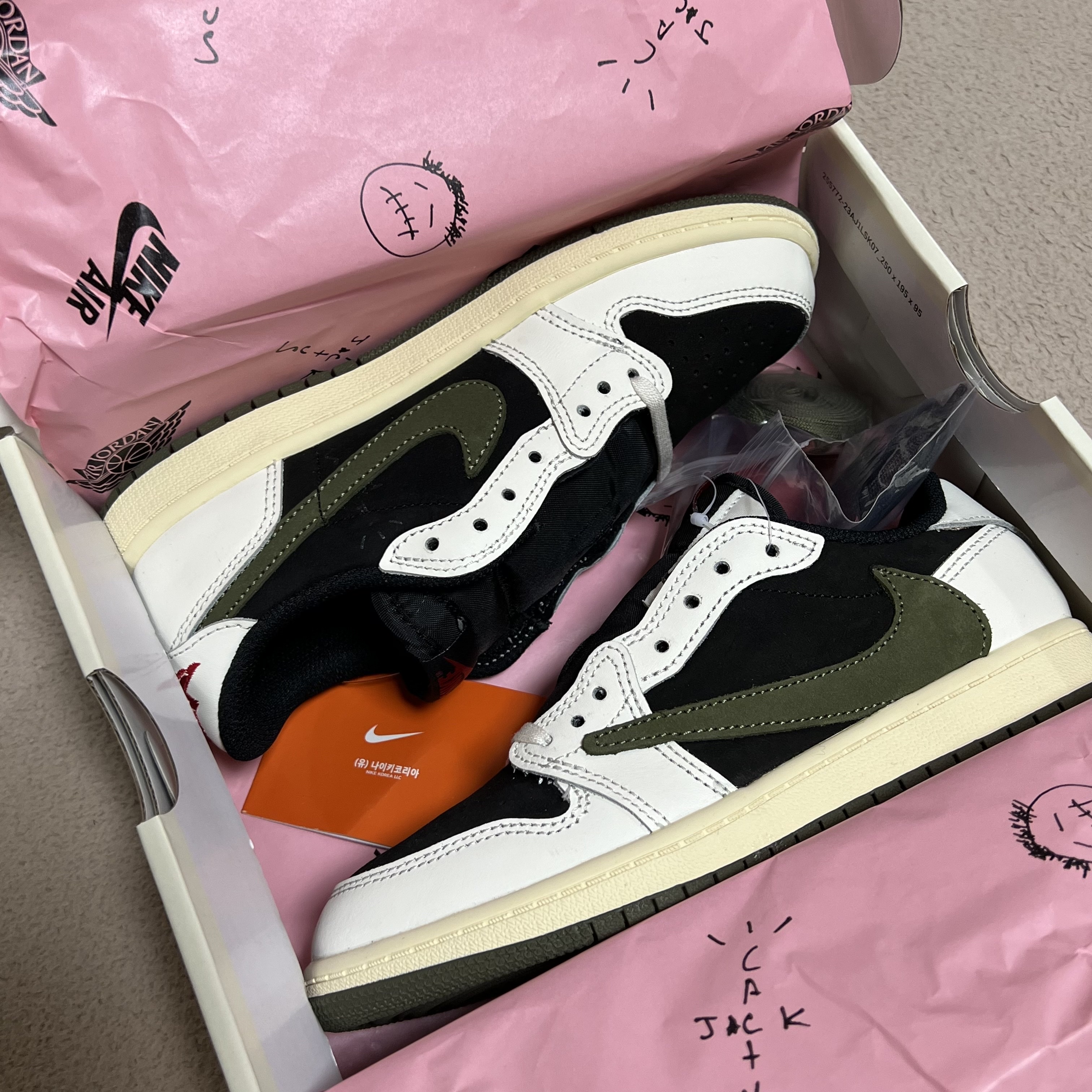 (PS) Jordan 1 x Travis Scott Retro Low OG SP Medium Olive 착용 스타일 - 1
