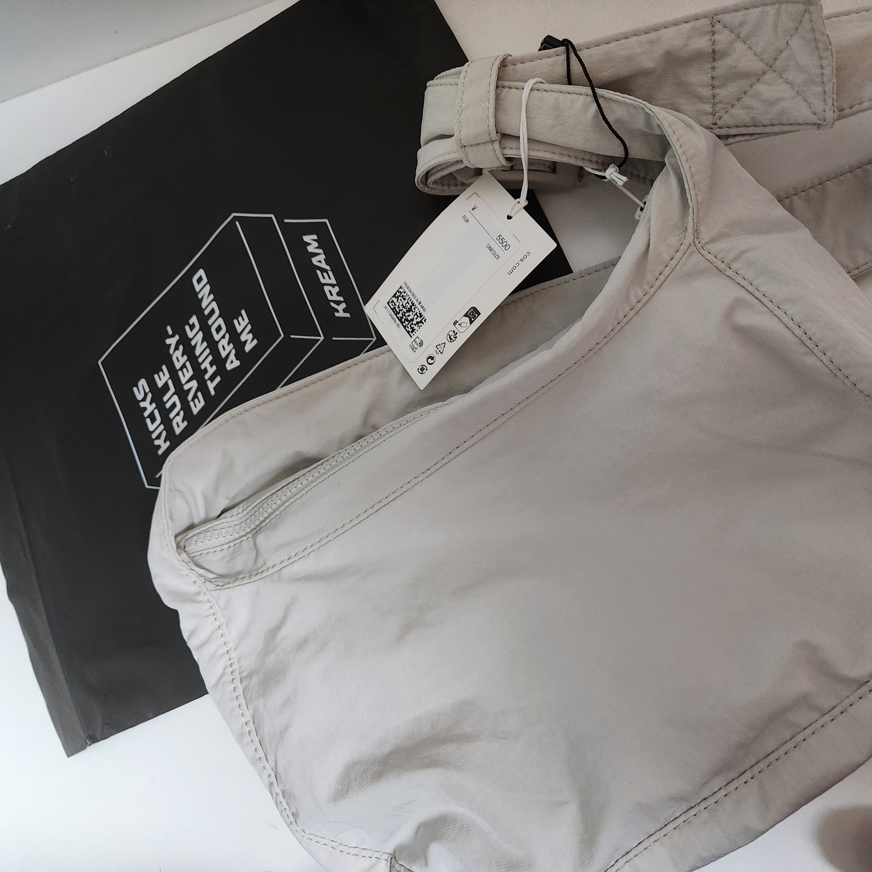 COS Nylon Crossbody Saddle Bag Light Grey Stone 착용 스타일