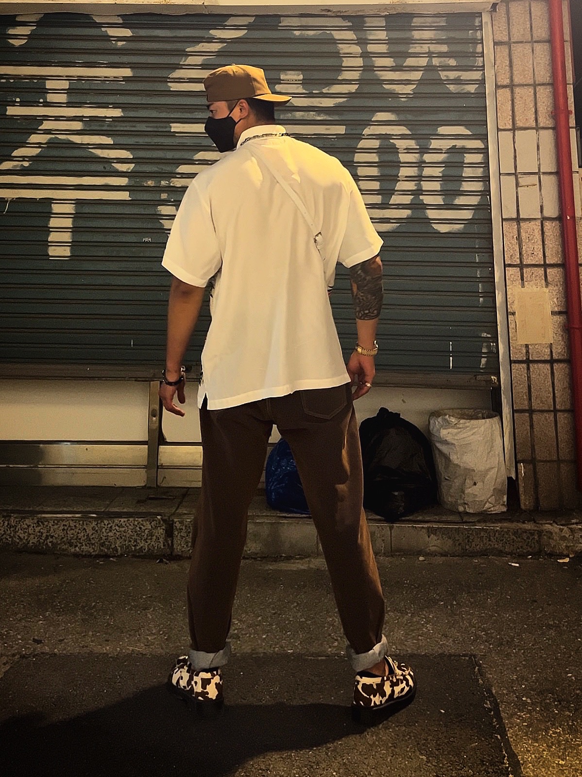 Supreme Heavenly Silk Polo White - 22FW, Supreme Flocked Regular Jean Gold - 23SS 착용 스타일 - 1