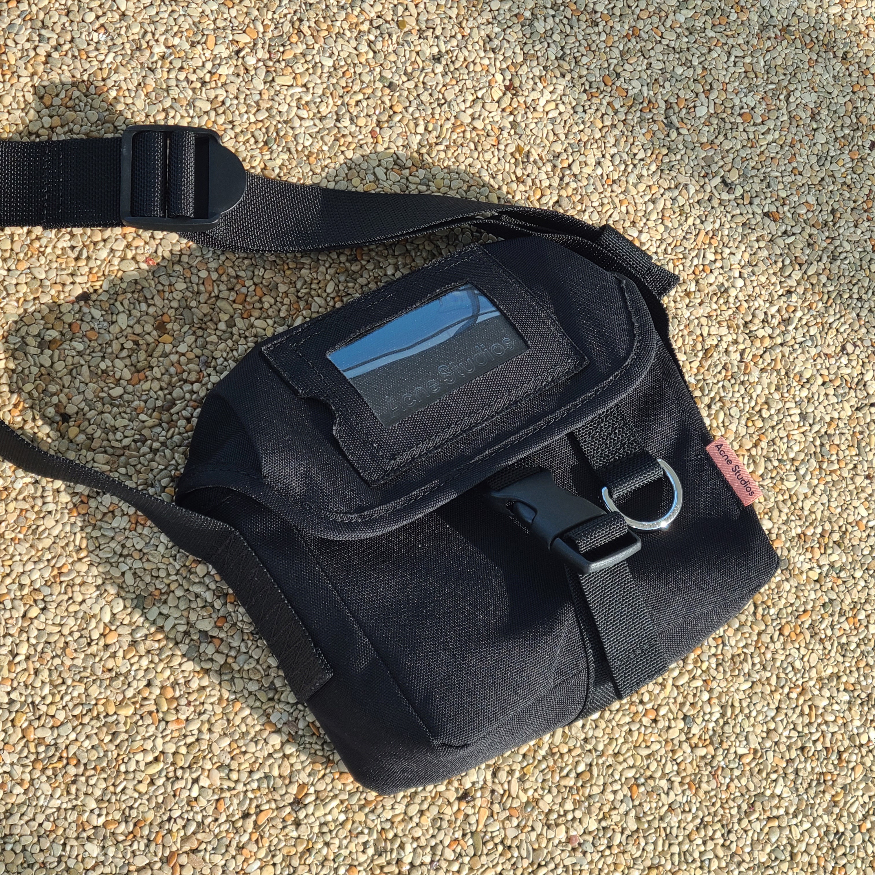 Acne Studios Small Messenger Bag Black 착용 스타일