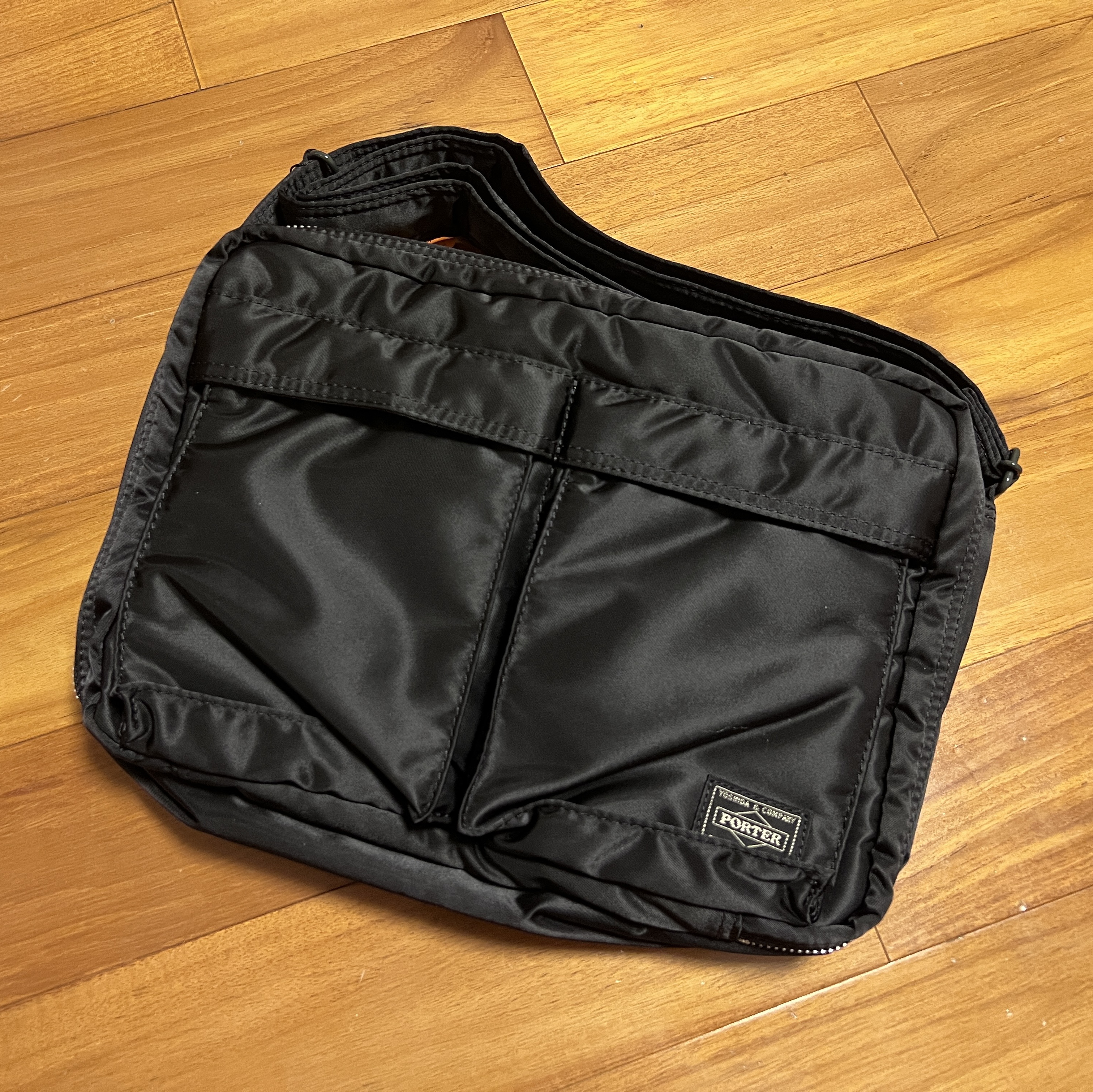 Porter Tanker Shoulder Bag L Black 착용 스타일