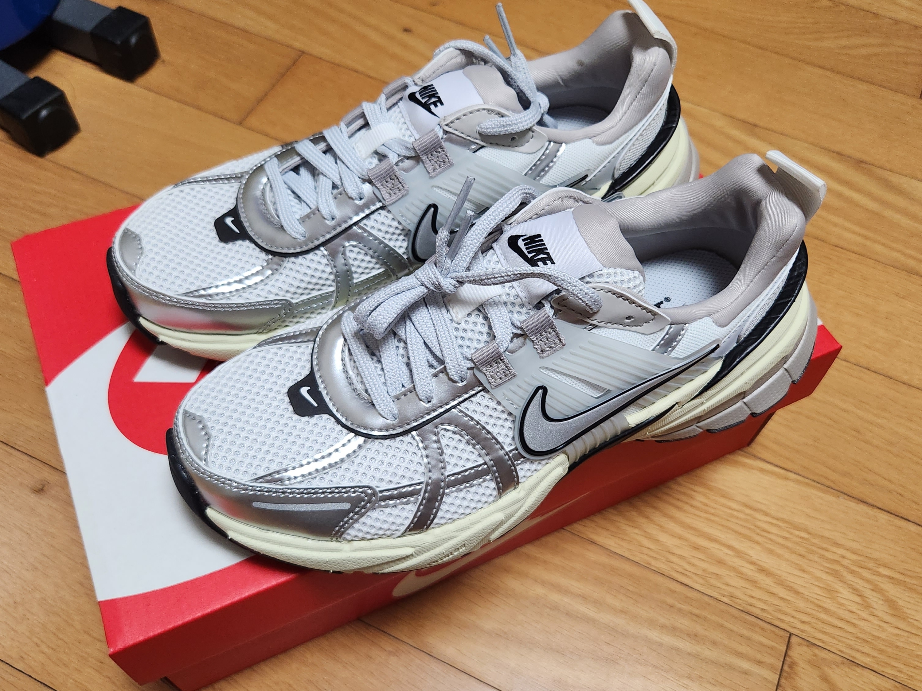 Nike V2K Run Summit White Metallic Silver 착용 스타일