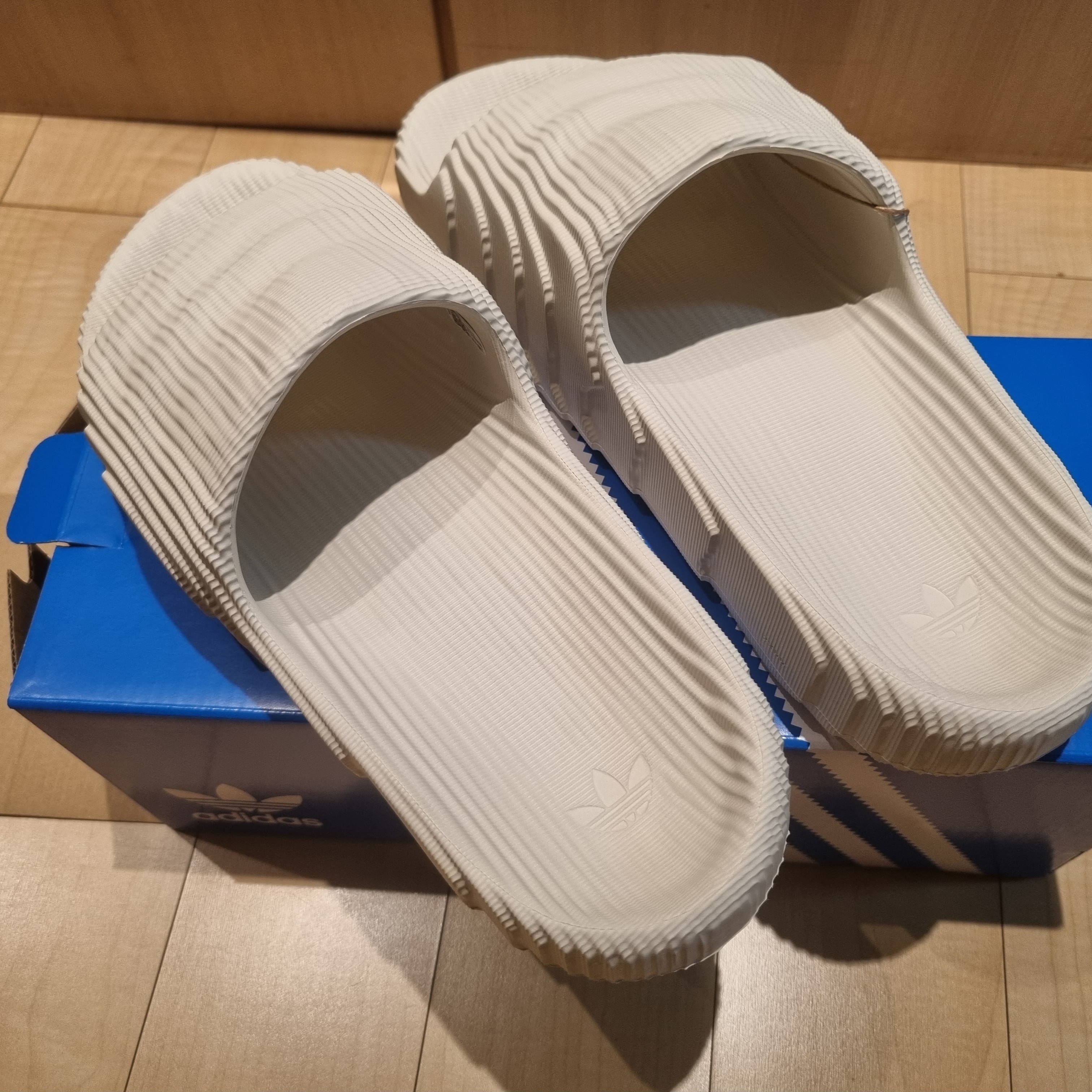 Adidas Adilette 22 Aluminium 착용 스타일