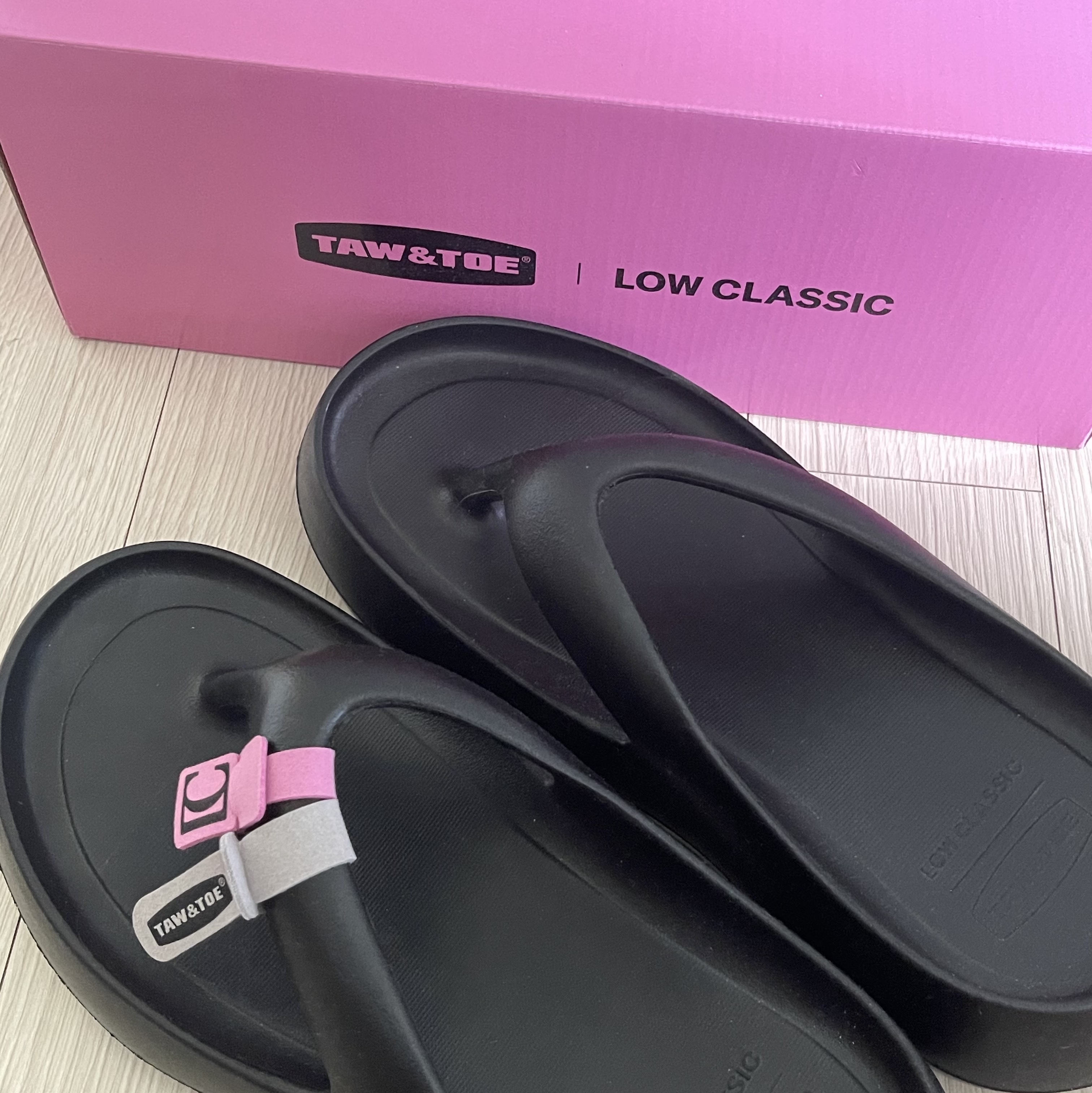 Taw&Toe x Low Classic Platform Flip Flop Black 착용 스타일