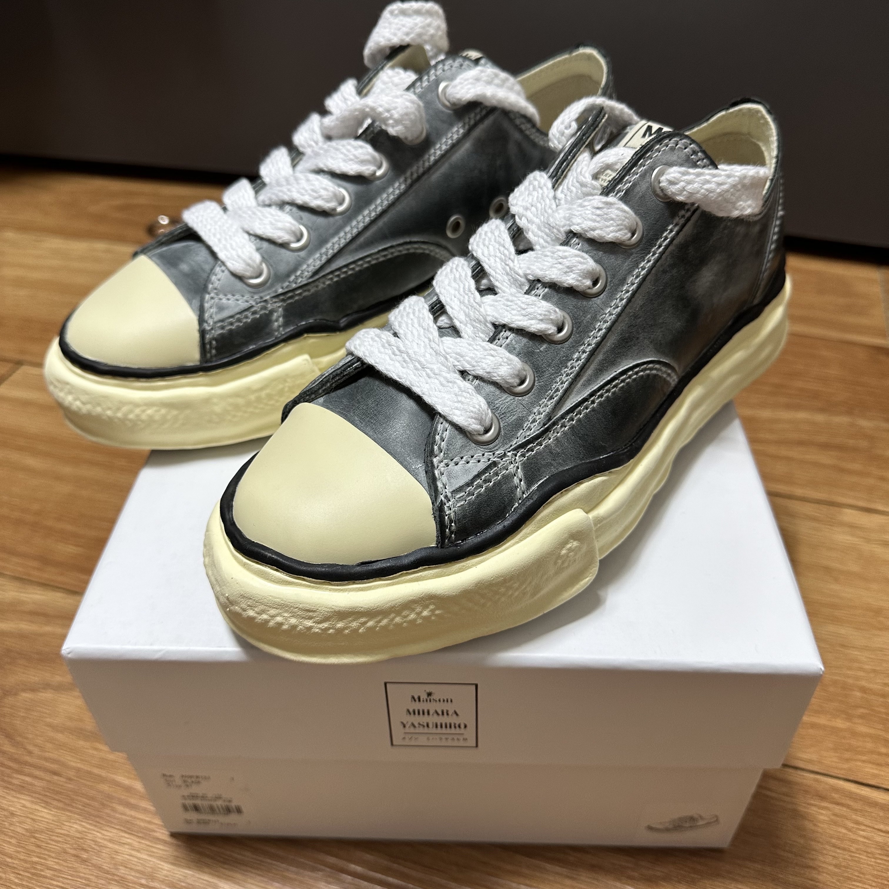 Maison Mihara Yasuhiro Peterson OG Sole Paraffin Leather Low-top Sneakers Black 착용 스타일