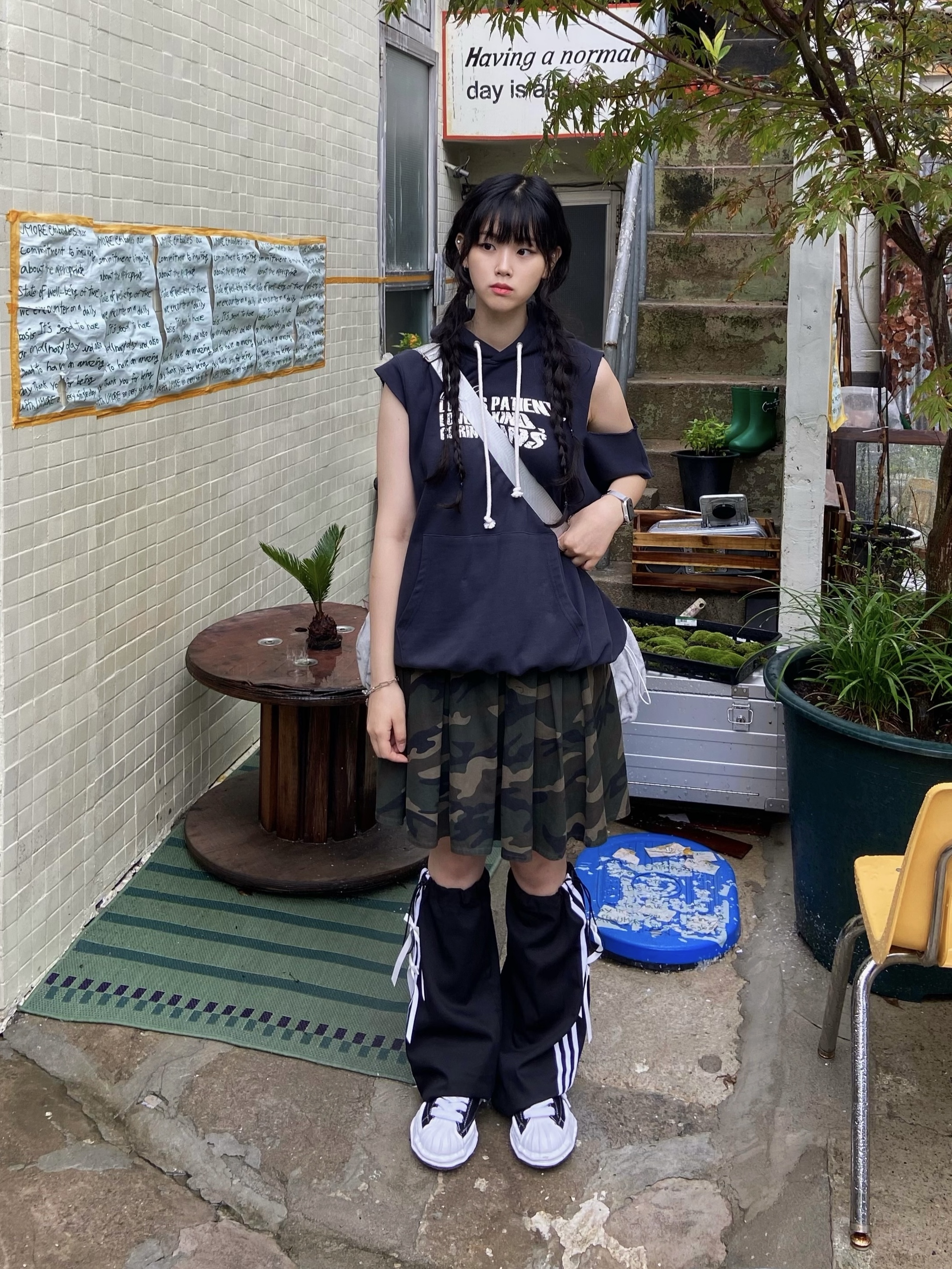 Maison Mihara Yasuhiro Blakey OG Sole Canvas Low-top Sneakers Black White 착용 스타일 - 2