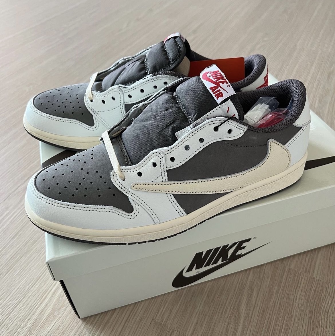 Jordan 1 x Travis Scott Retro Low OG SP Sail and Ridgerock 착용 스타일 - 1