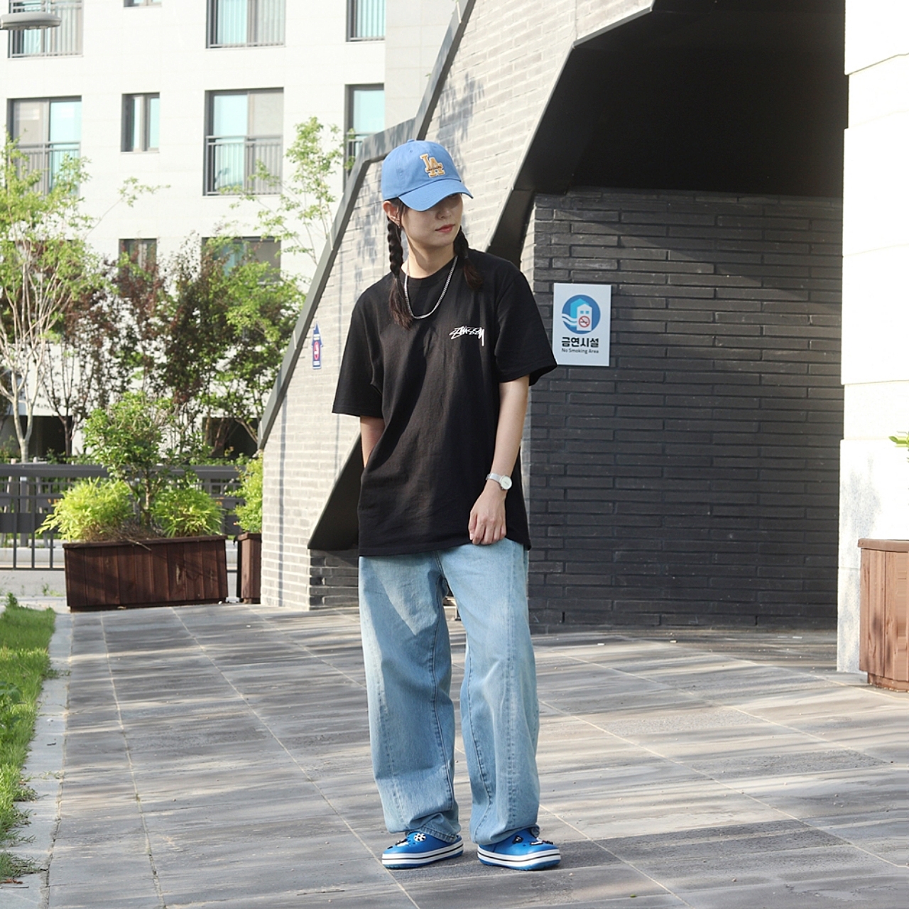 Crocs Crocband Clog Bright Cobalt Charcoal, Stussy Sphinx T-shirt Black 착용 스타일 - 3