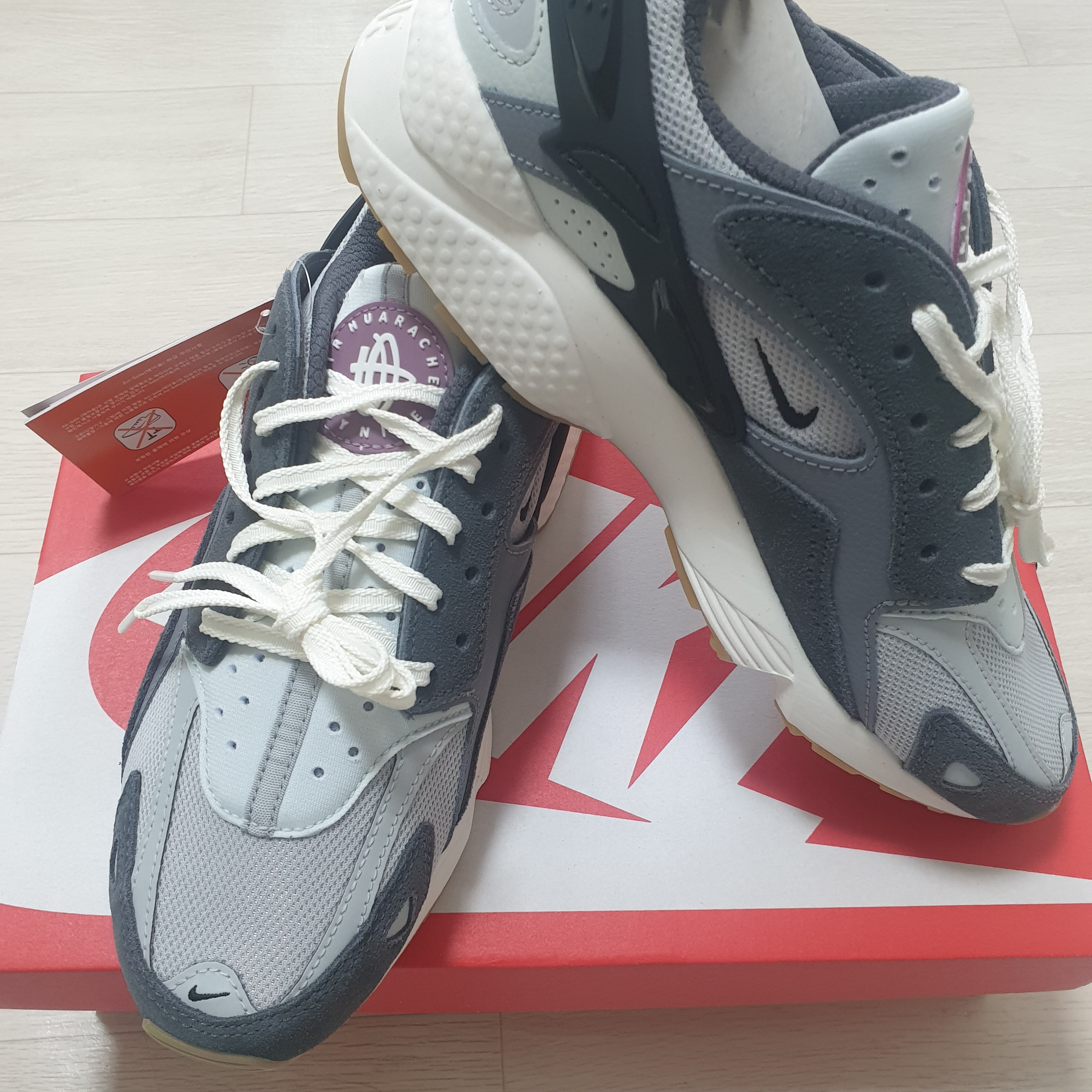 Nike Air Huarache Runner Light Smoke Grey 착용 스타일
